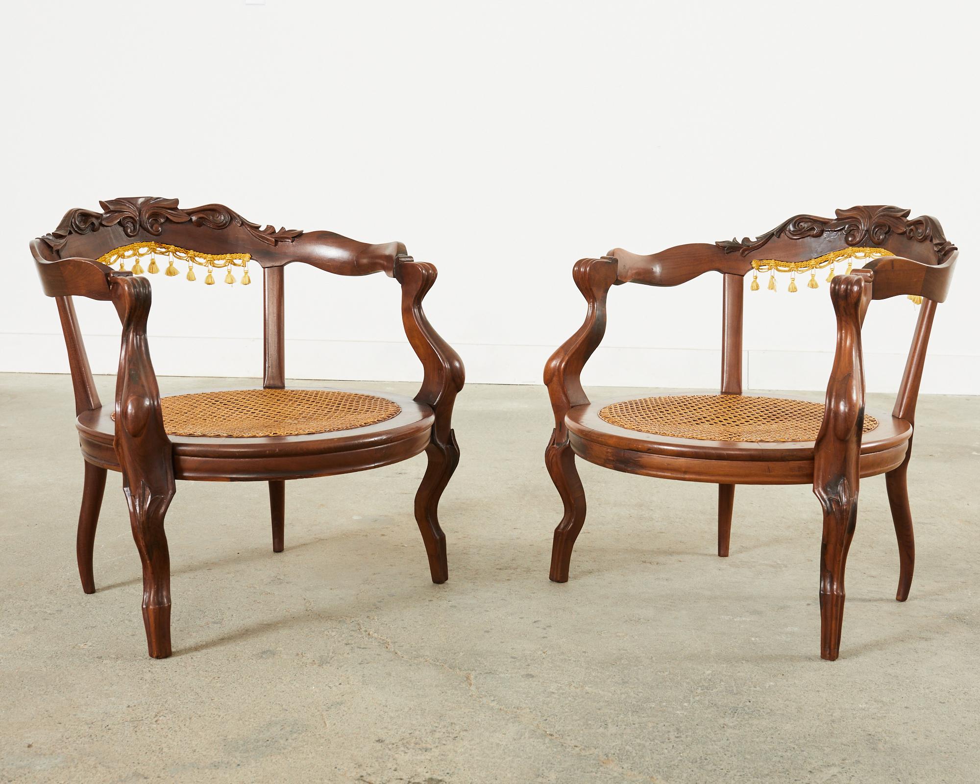 Paar venezianische Fass-Sessel im Rokoko-Stil mit Rohrgeflecht (Handgeschnitzt) im Angebot