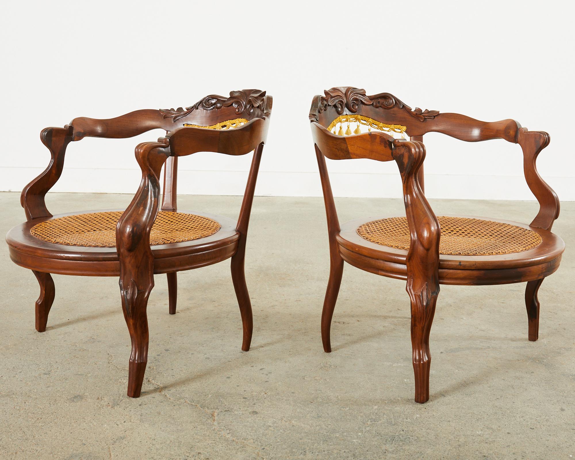 Paar venezianische Fass-Sessel im Rokoko-Stil mit Rohrgeflecht (20. Jahrhundert) im Angebot