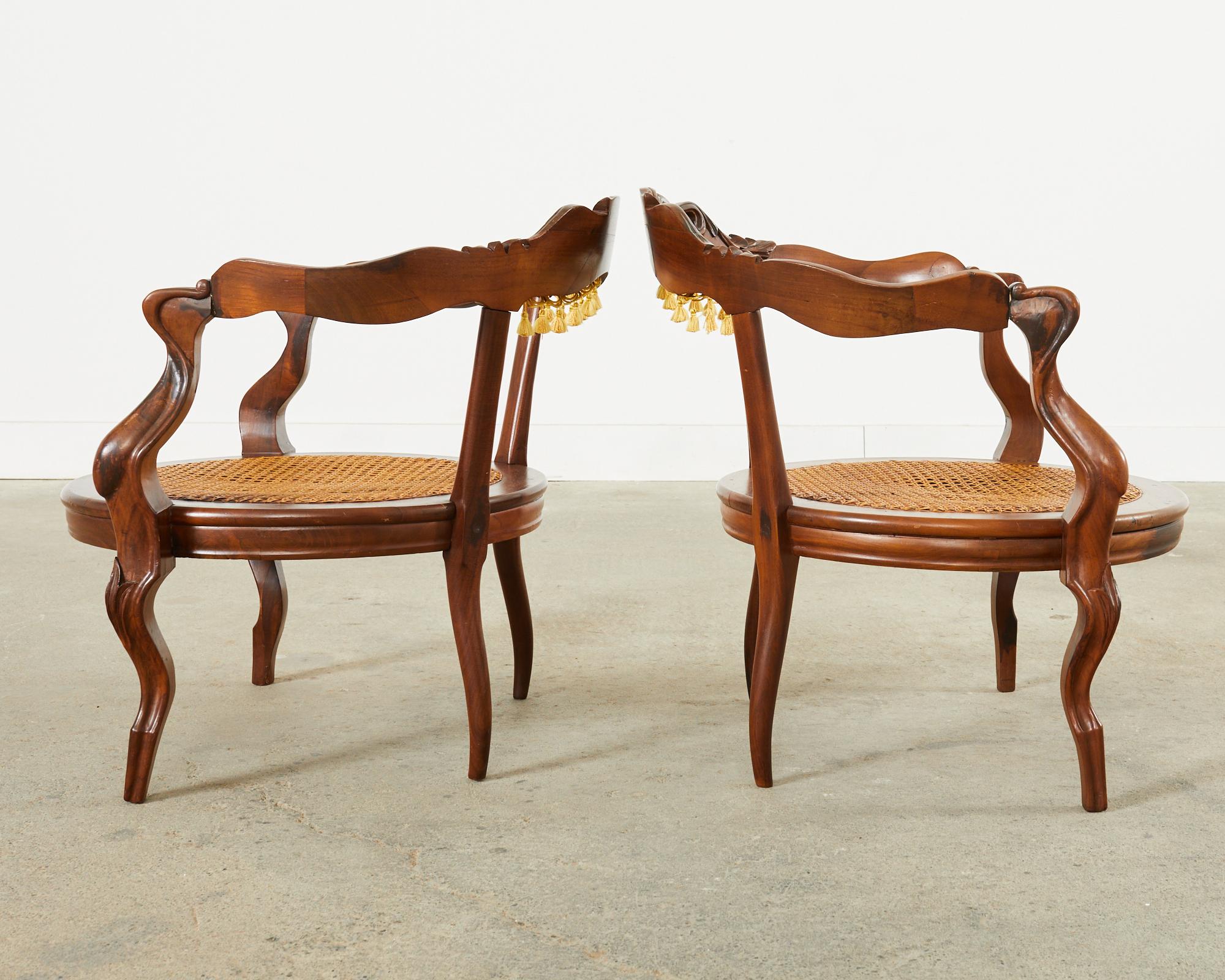 Paar venezianische Fass-Sessel im Rokoko-Stil mit Rohrgeflecht (Stoff) im Angebot