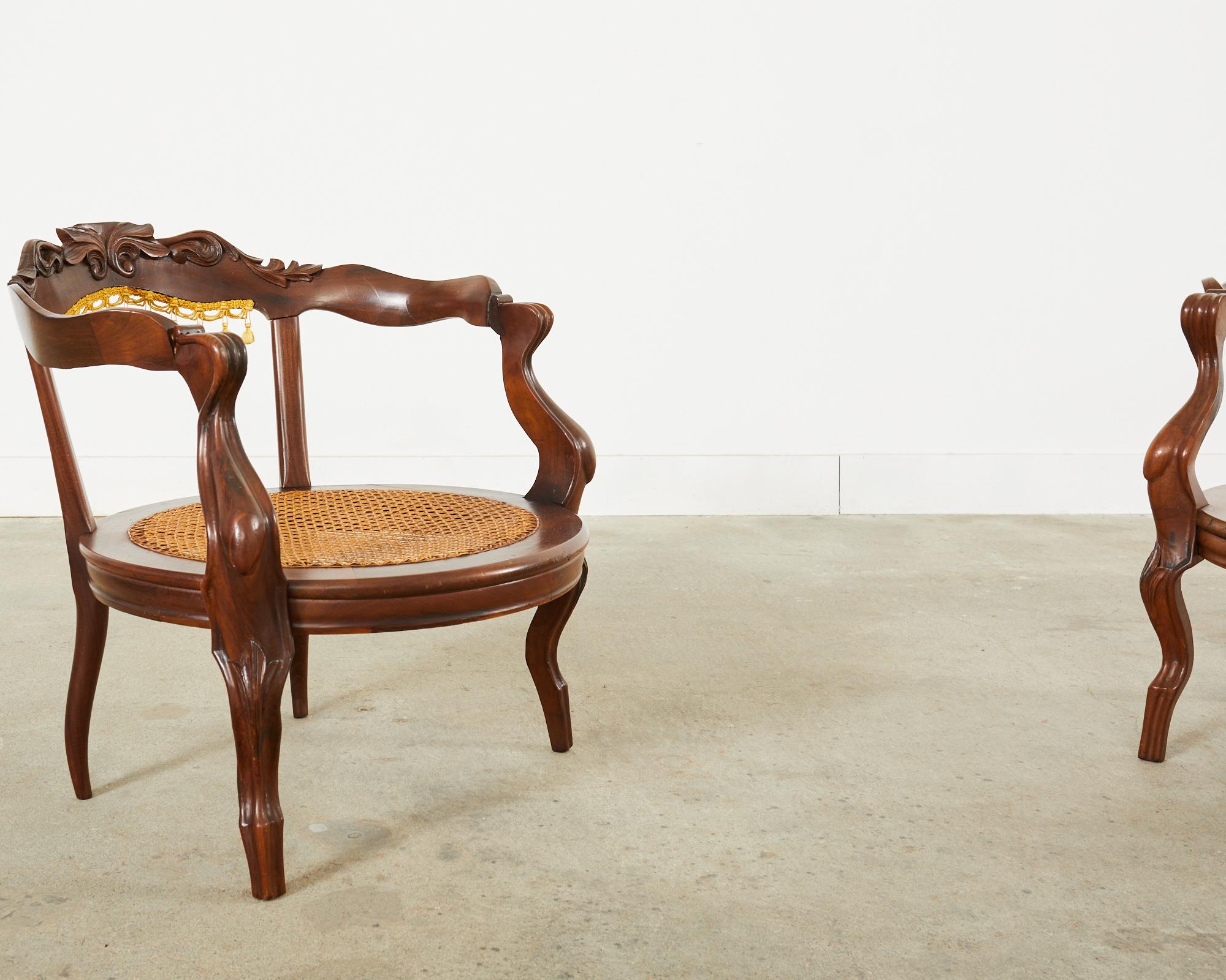 20ième siècle Paire de fauteuils barils cannés de style rococo vénitien en vente