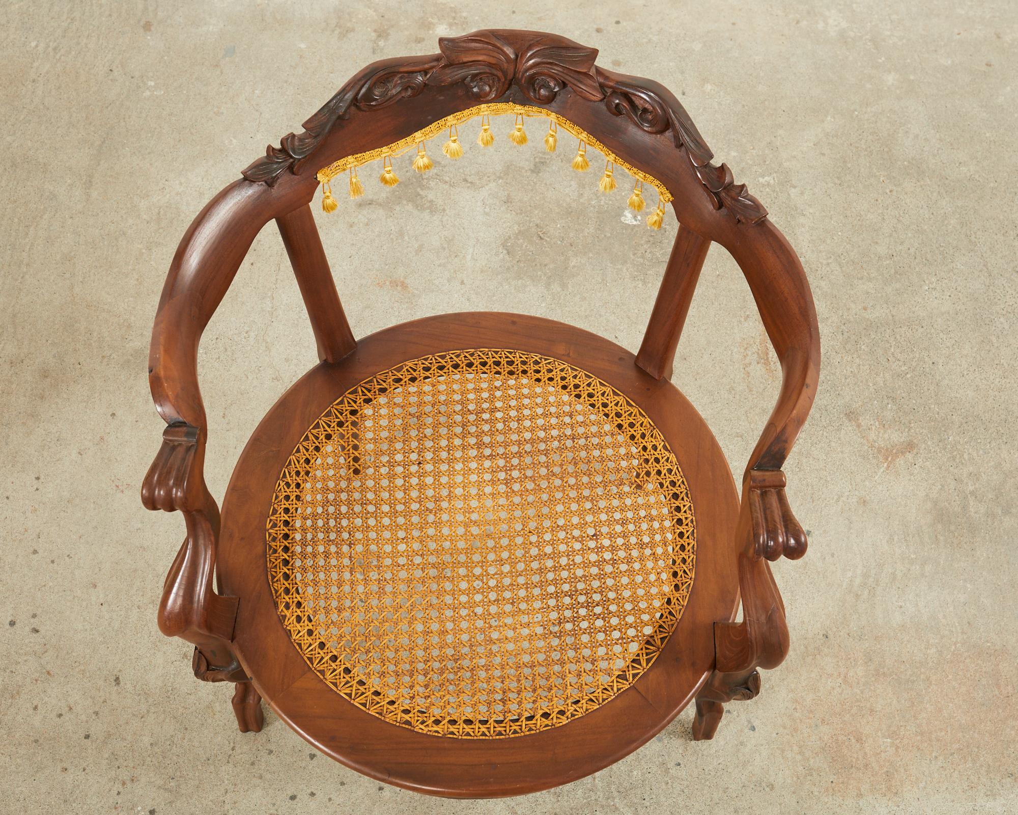 Paar venezianische Fass-Sessel im Rokoko-Stil mit Rohrgeflecht im Angebot 3