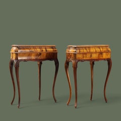 Paire de tables d'appoint en bois d'olivier de style rococo vénitien, Italie, années 1950