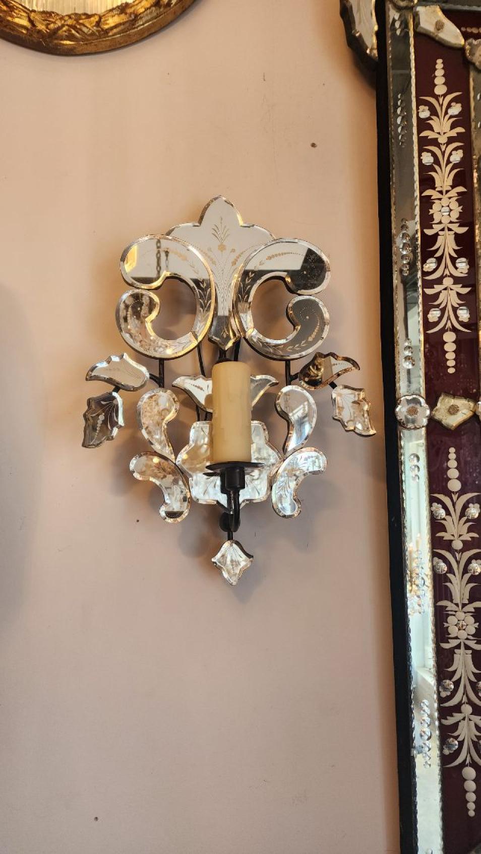 Questo annuncio presenta una coppia di applique veneziane, ciascuna con una luce. 