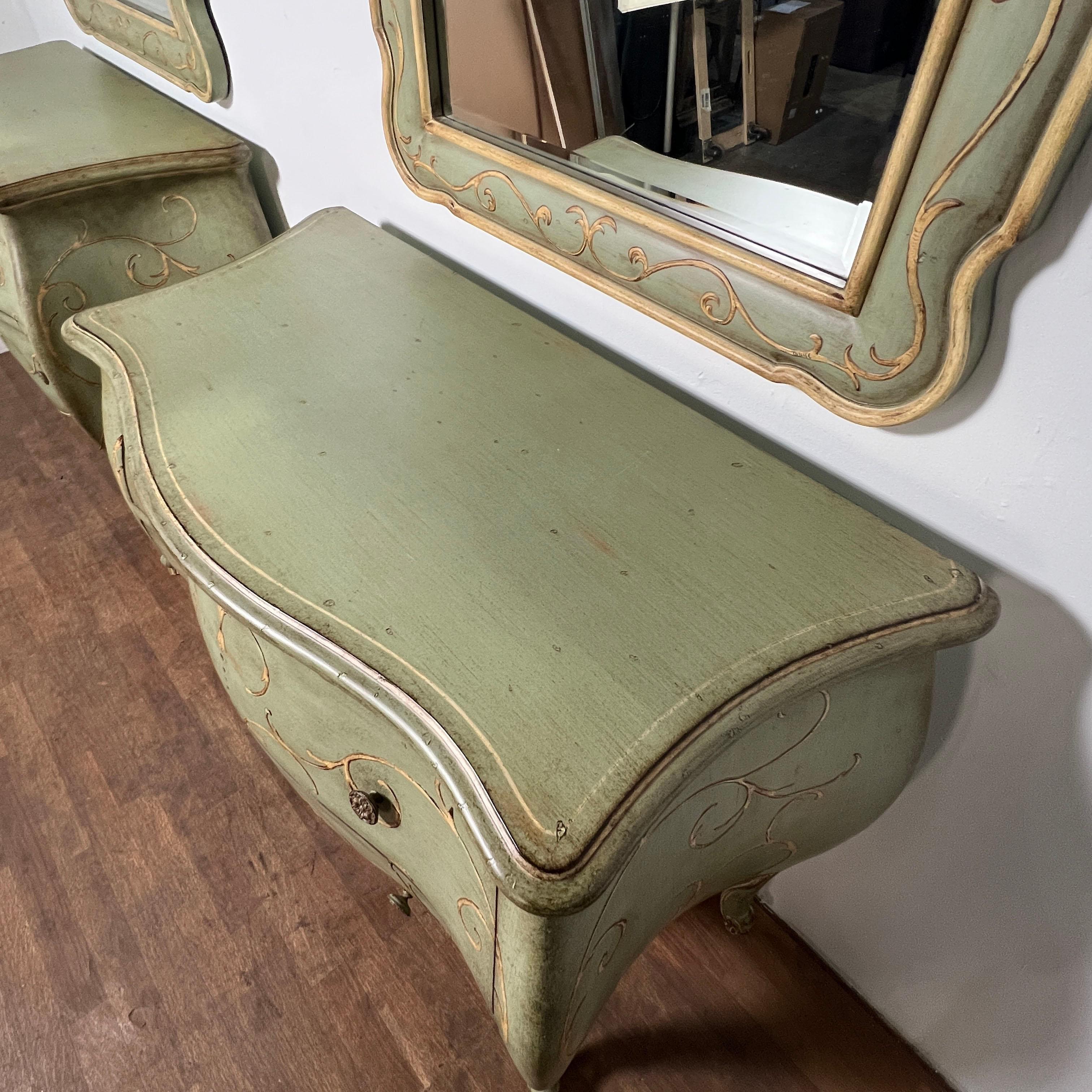 Pair of Venetian Style Bombe Chests With Matching Wall Mirrors by Thomasville In Good Condition In Peabody, MA