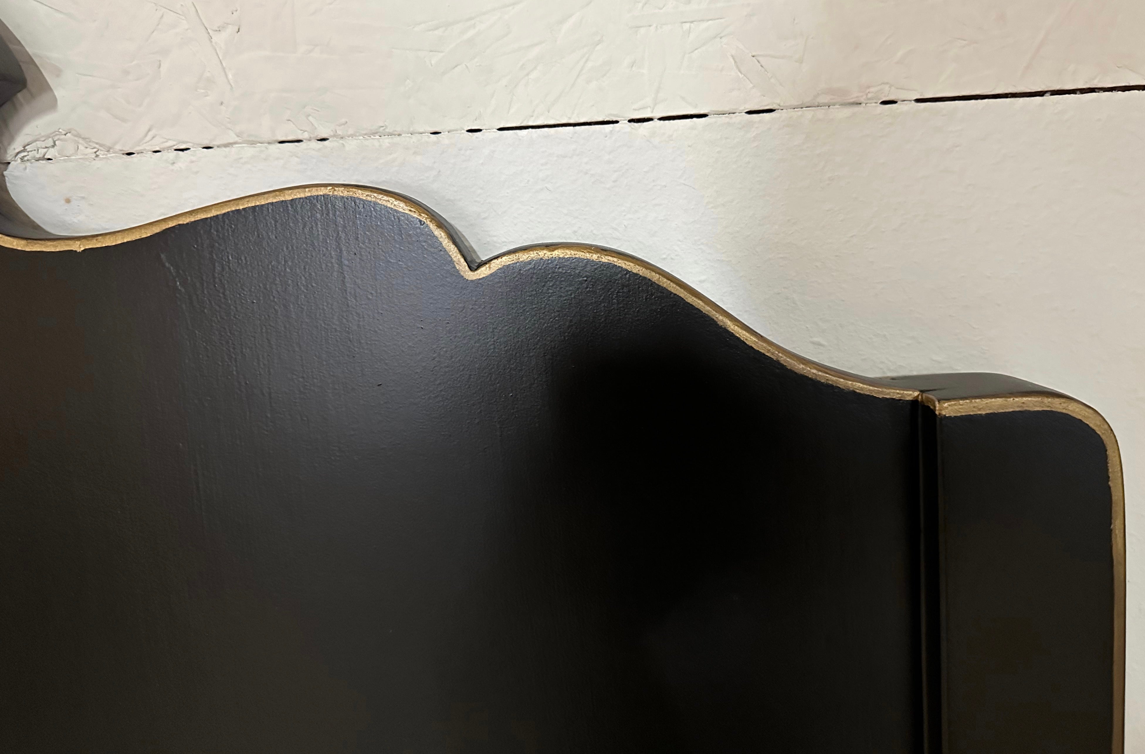 Das Paar der Twin-Size-Vintage venezianischen Stil Kopfteile sind eine schwarze matte Oberfläche gemalt, mit Gold trim auf Holz umrandet wird eine elegante Oberfläche zu jedem Schlafzimmer geben.
Suchbegriffe: Mid-Century Modern, Hollywood Regency,