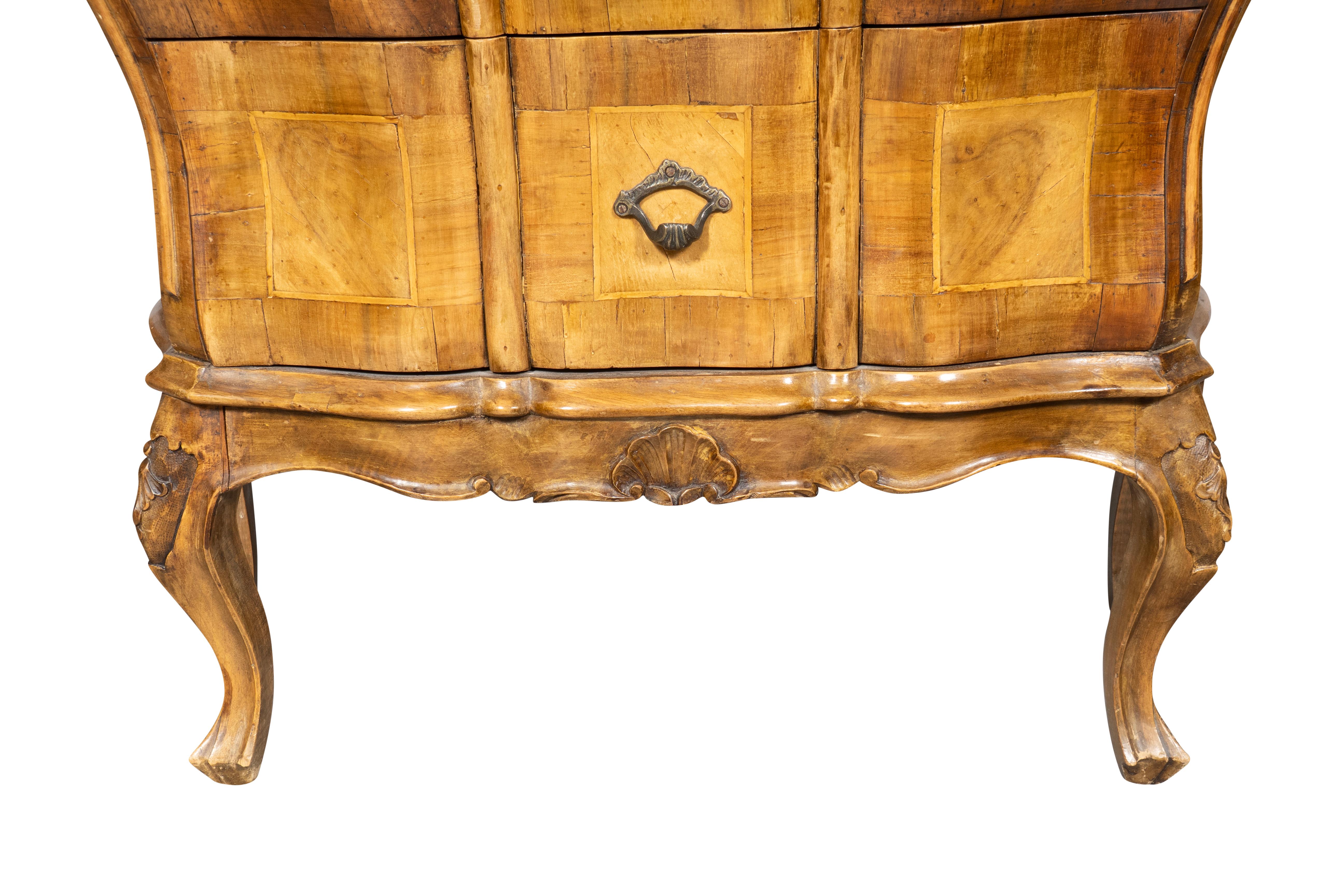 Pair Of Venetian Style Walnut Bombe Commodinis For Sale 4