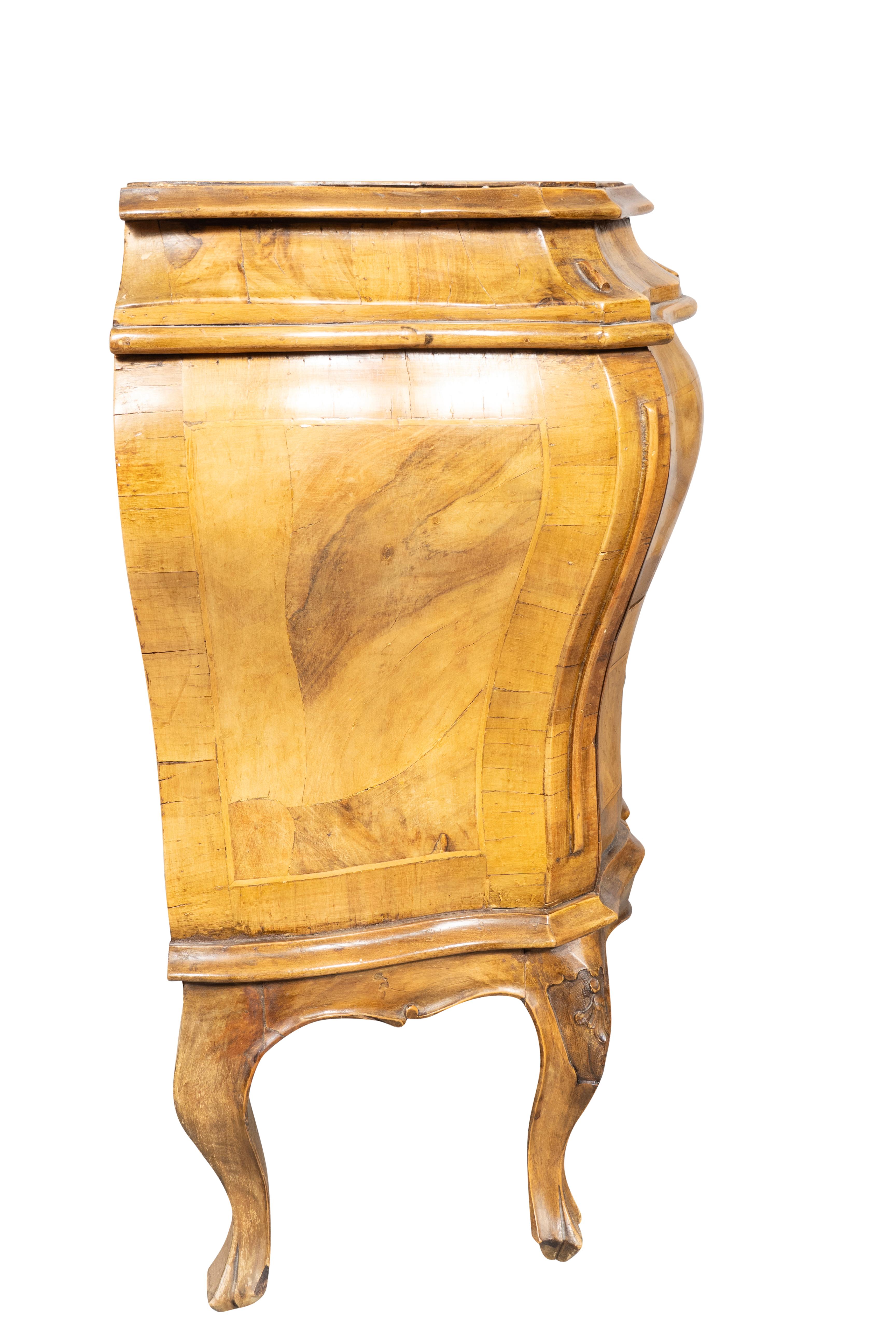 Pair Of Venetian Style Walnut Bombe Commodinis In Good Condition For Sale In Essex, MA