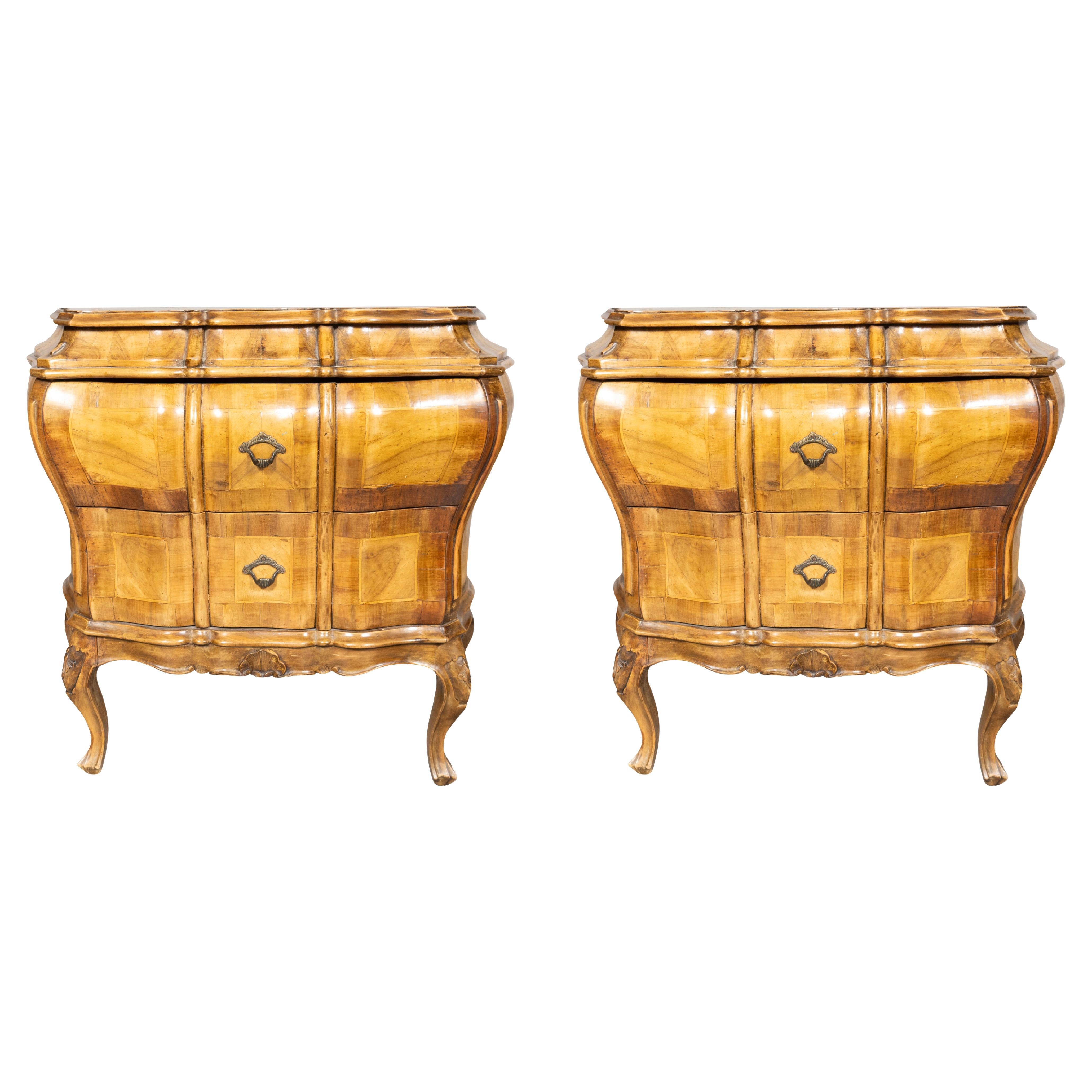 Coppia di bombe veneziane in legno di noce Commodini