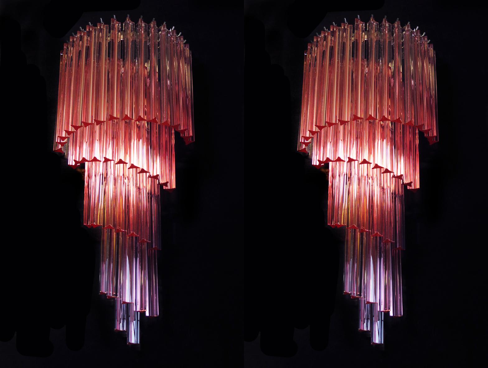 Énorme et fantastique paire d'appliques murales vintage de Murano faite de 41 prismes en cristal de Murano (triedri) pour chaque applique dans un cadre en métal chromé. La forme de cette applique est en spirale. Les lunettes sont roses.
Période :