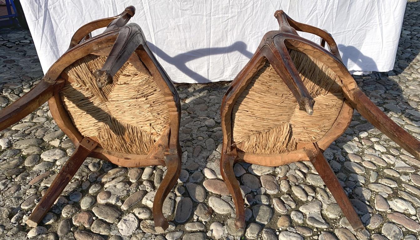 Pair of Venetian Walnut Armchairs, Venice 18th Century Carved Wood For Sale 5