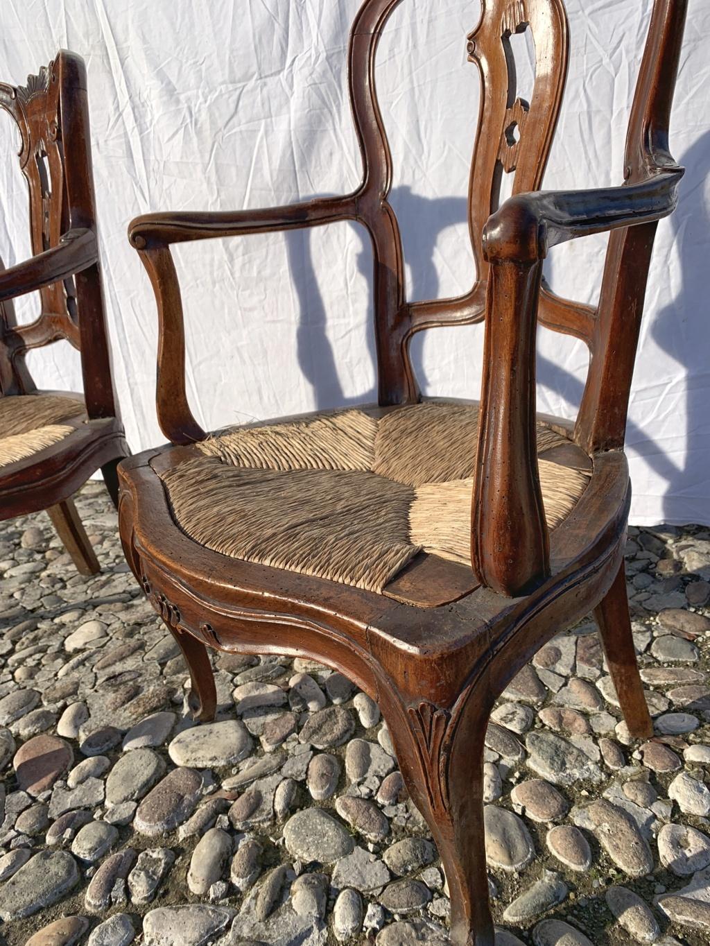 Pair of Venetian Walnut Armchairs, Venice 18th Century Carved Wood For Sale 6