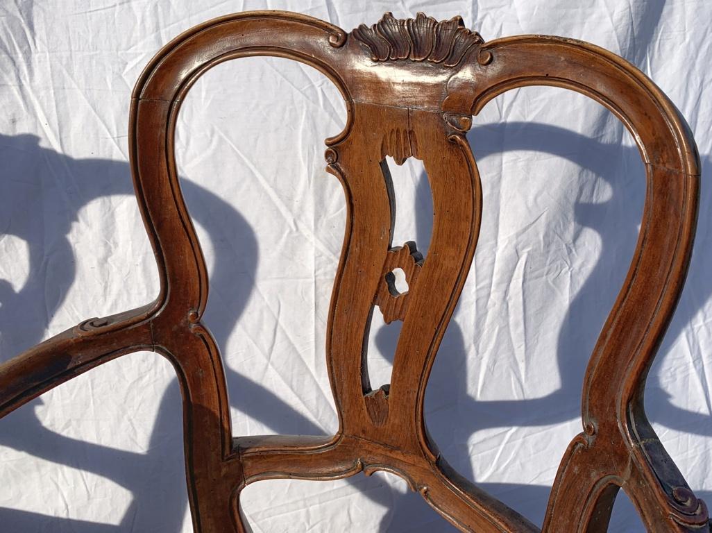 Pair of Venetian Walnut Armchairs, Venice 18th Century Carved Wood In Good Condition For Sale In Varmo, IT