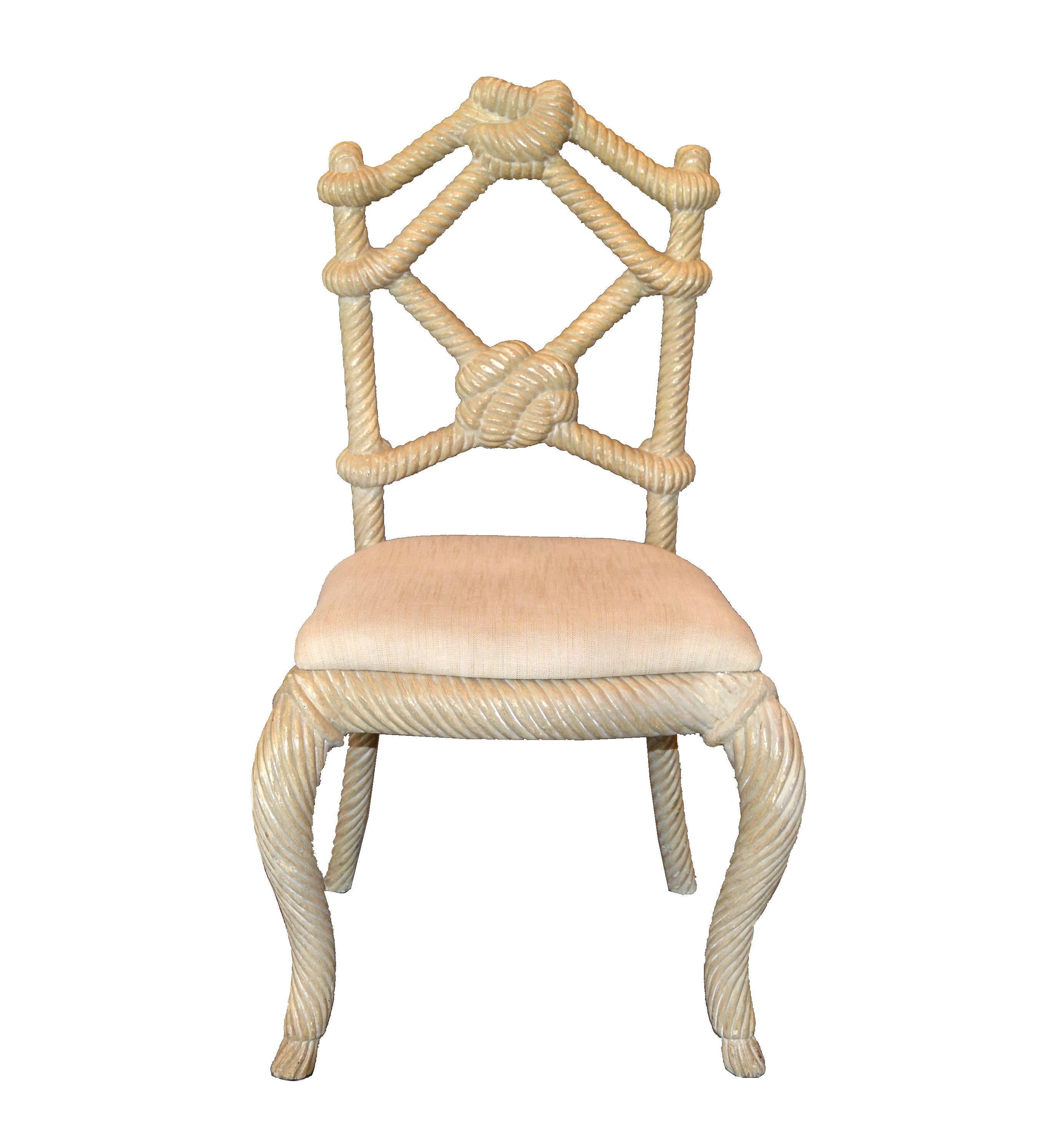 Paire de chaises d'appoint vénitiennes en bois sculpté à la main, avec corde et nœud de cravate, originaires d'Italie.
Ils sont très lourds et très détaillés dans le dossier.
Les pieds ont une forme sculpturale torsadée, très décorative.
Un