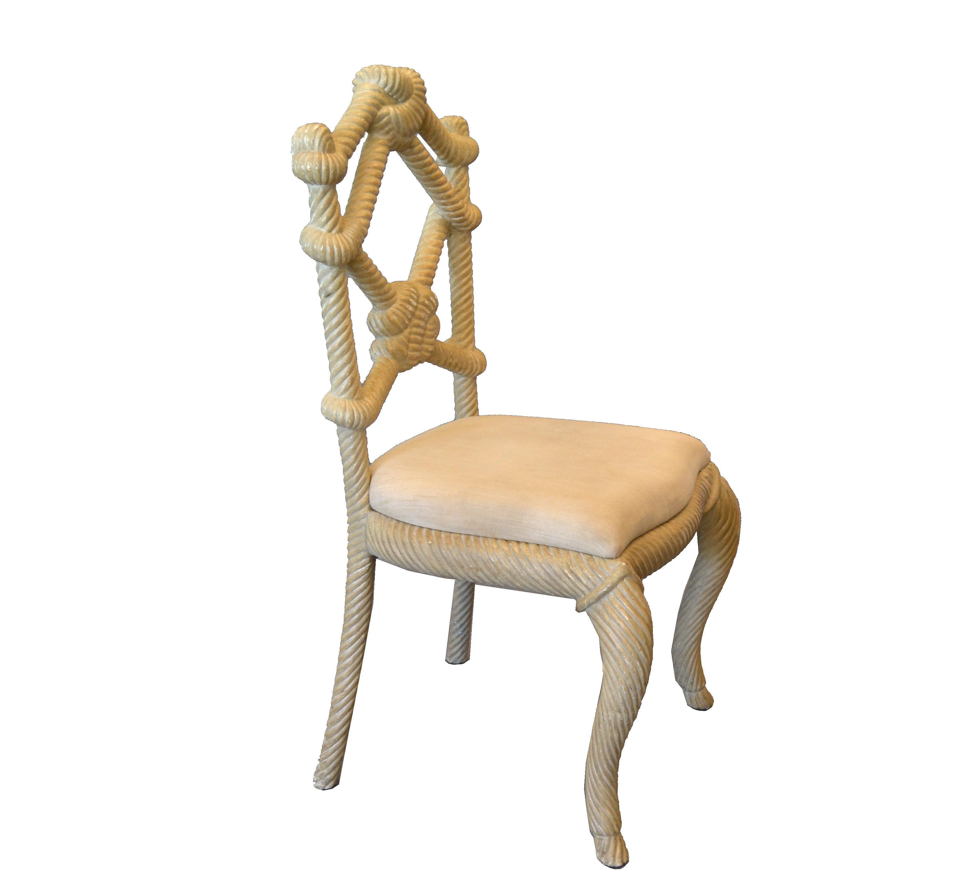 italien Paire de chaises d'appoint vénitiennes en bois sculpté à la main avec nœud de corde en vente