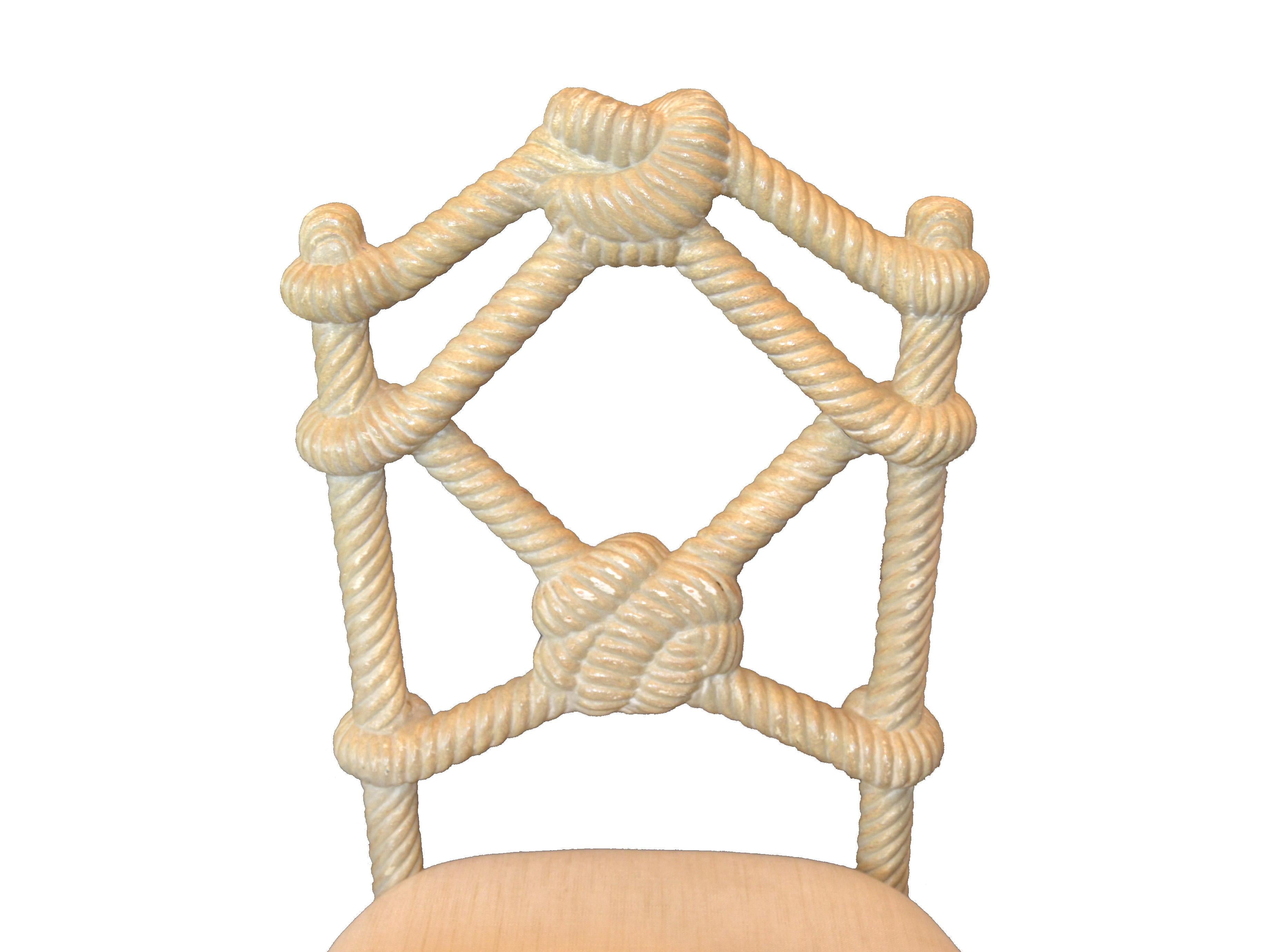 Sculpté Paire de chaises d'appoint vénitiennes en bois sculpté à la main avec nœud de corde en vente
