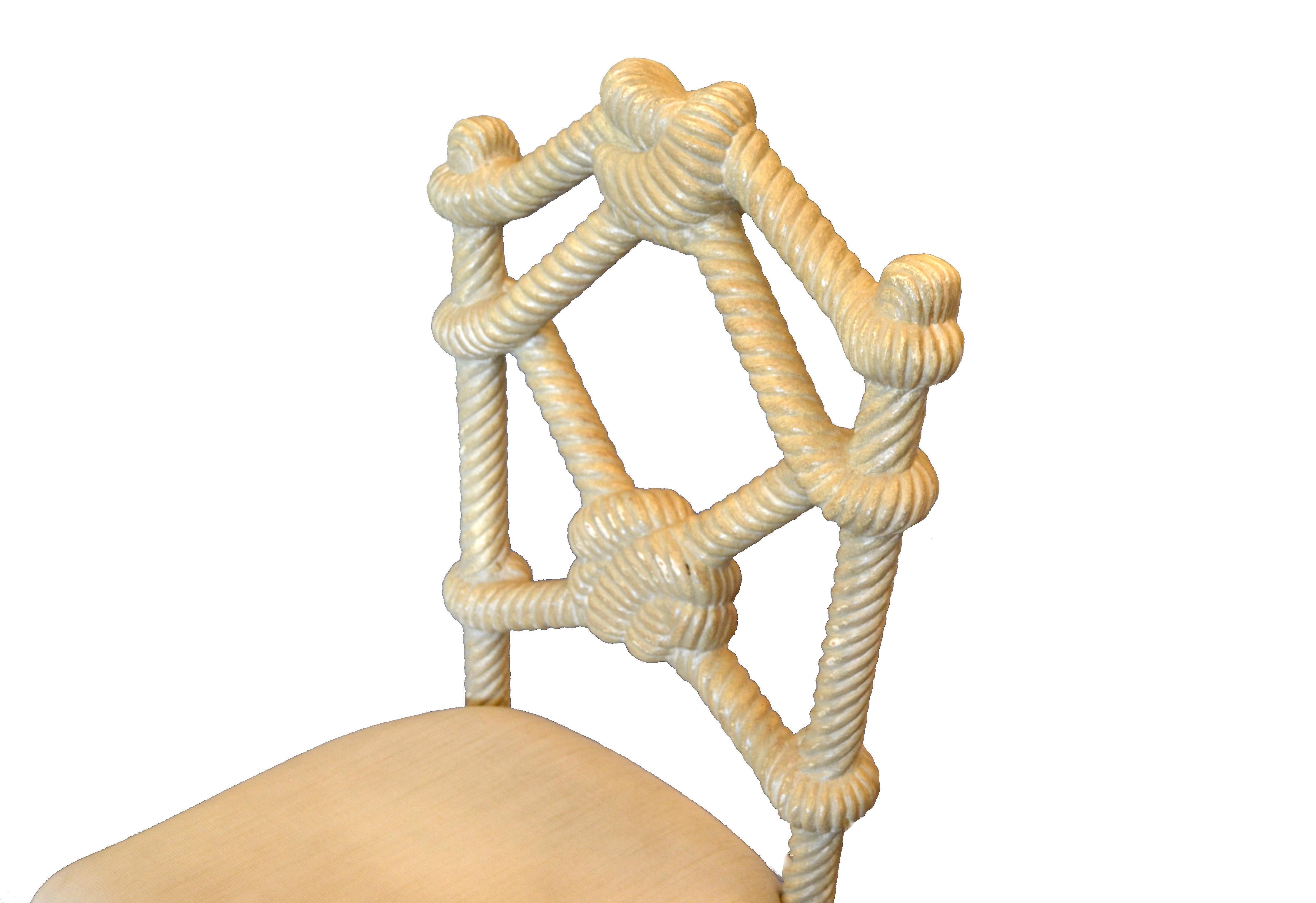 Paire de chaises d'appoint vénitiennes en bois sculpté à la main avec nœud de corde Bon état - En vente à Miami, FL