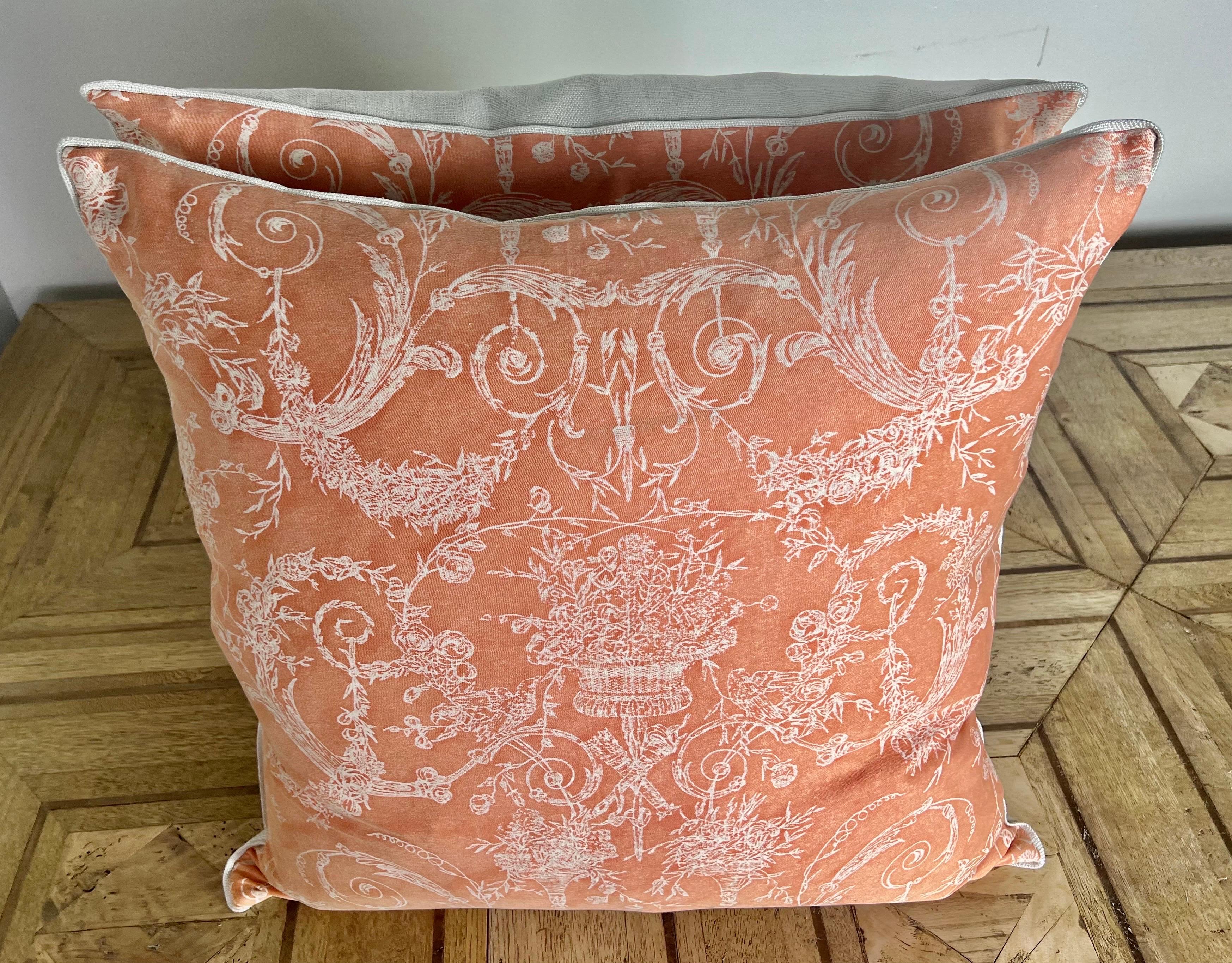 Coppia di cuscini personalizzati realizzati con frontali vintage inutilizzati in Venezianina stampata a motivi Fortuny e retro in lino bianco con un dettaglio a filetto. Inserti in piuma, chiusure a zip.