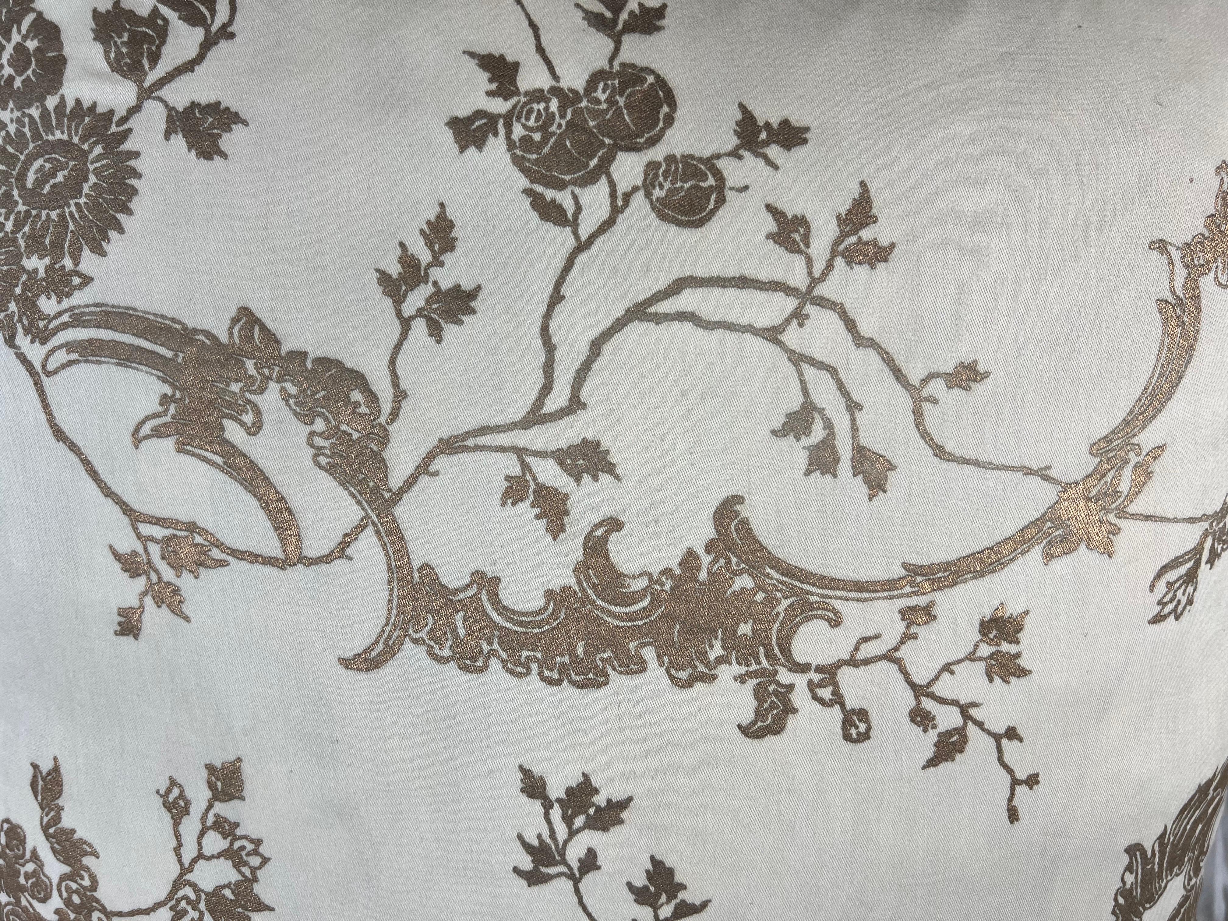 Paire de coussins faits sur mesure avec des façades en coton Fortuny imprimé crème et or et des dos en lin crème.  Étincelantes et lyriques, les vignes et les fleurs de Venezianina tombent en cascade dans un charmant motif asymétrique.  Inspiré des
