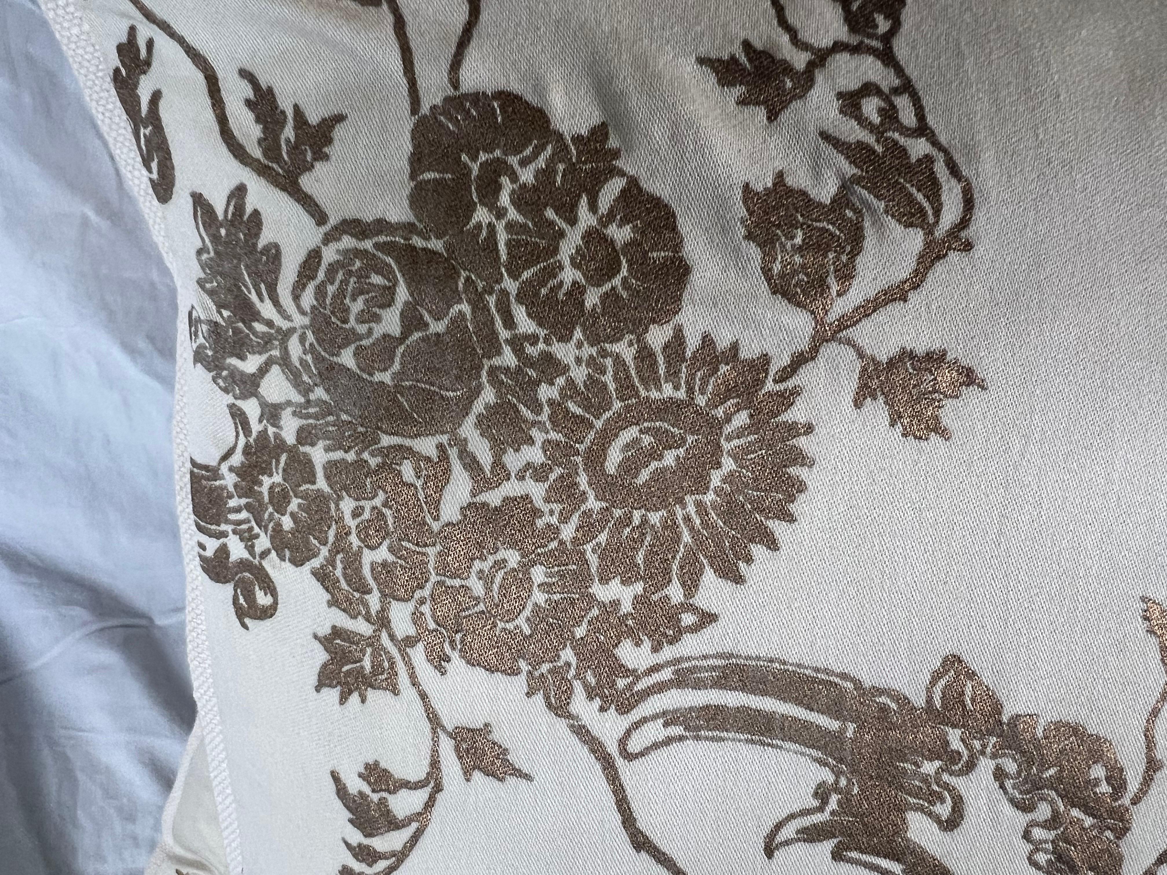 Romantique Paire de coussins Fortuny à motif Venezianina or et crème en vente