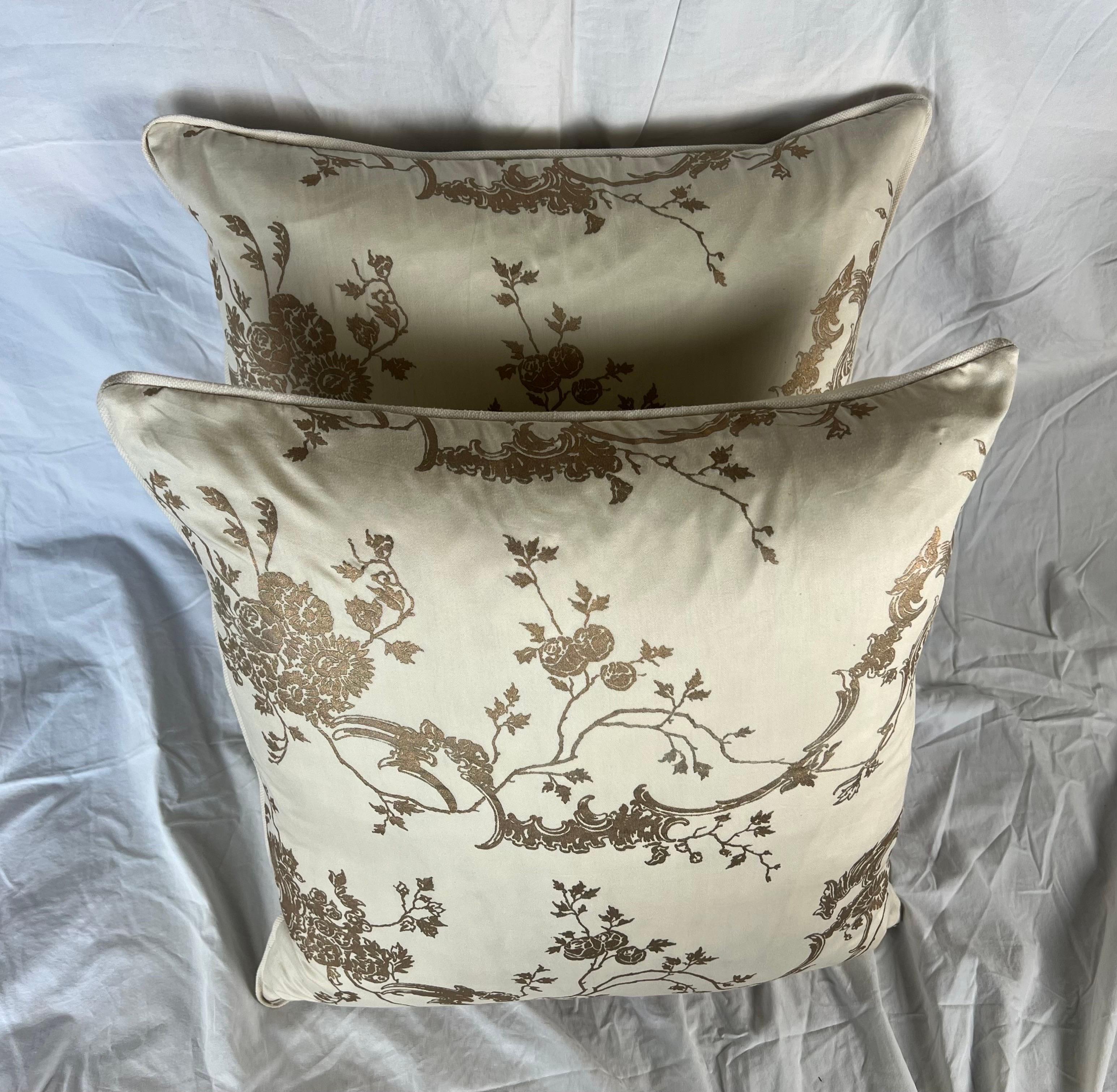 italien Paire de coussins Fortuny à motif Venezianina or et crème en vente