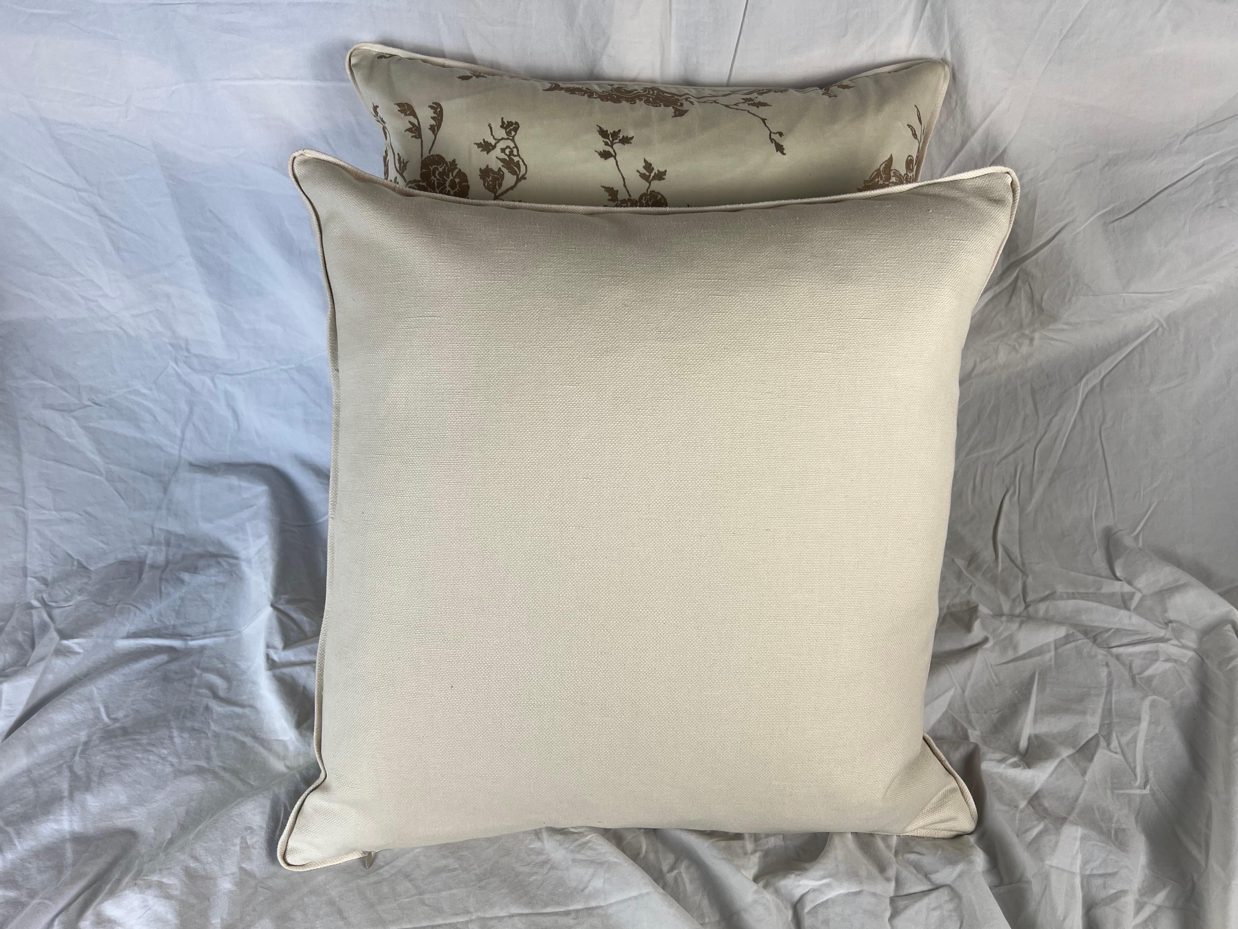 XXIe siècle et contemporain Paire de coussins Fortuny à motif Venezianina or et crème en vente