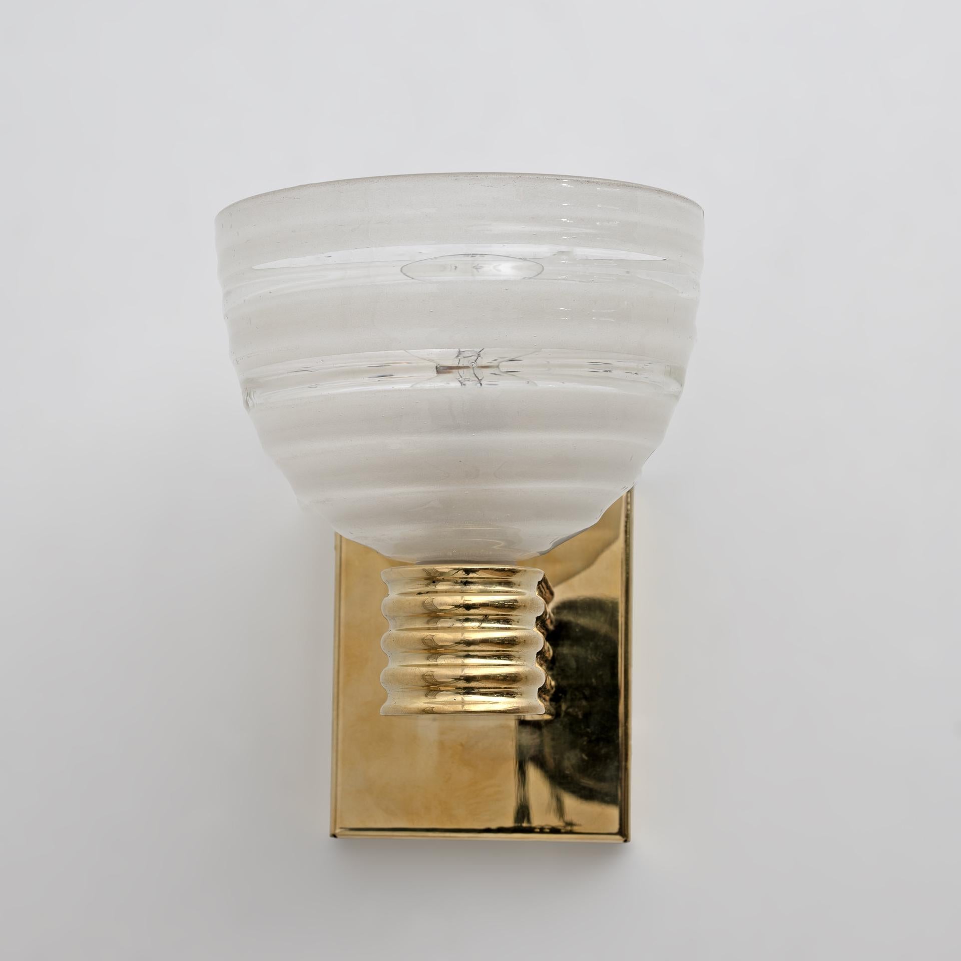 Diese schönen Murano-Glasapplikationen wurden mit der handwerklichen Technik des geblasenen Glases hergestellt und sind im Stil von Venini. Sie stehen auf einem eleganten, strukturierten Messingständer. Sie sind äußerst dekorativ und können in jeder