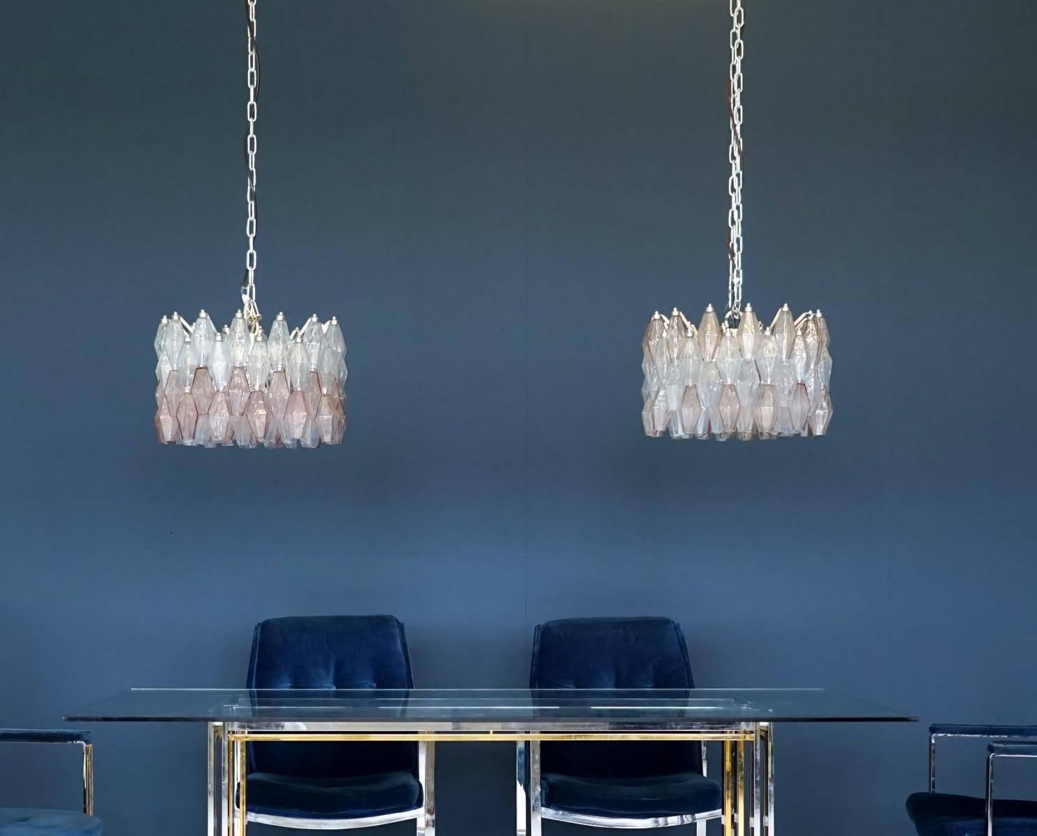 Pair of Polyhedr Venini glass chandelier lamp light poliedri by Carlo Scarpa

Beautiful and rare pair of chandeliers with blown glass.
Abstract diamond forms with faceted sides hanging from multi-armed interior frame.

All glasses available.