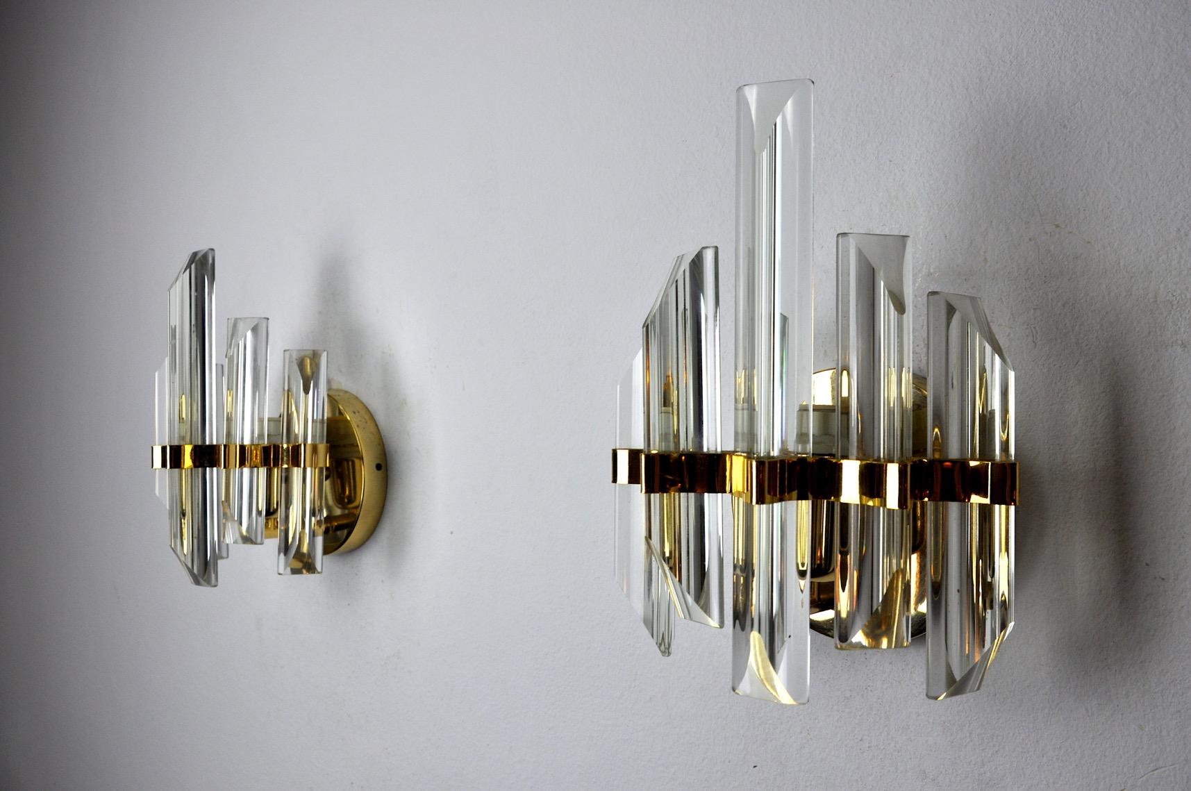Very nice pair of Venini wall lights produced in italy in the 70s. Cut glass and gilt metal structure. Unique object that will illuminate wonderfully and bring a real design touch to your interior. Electricity checked, mark of time in accordance