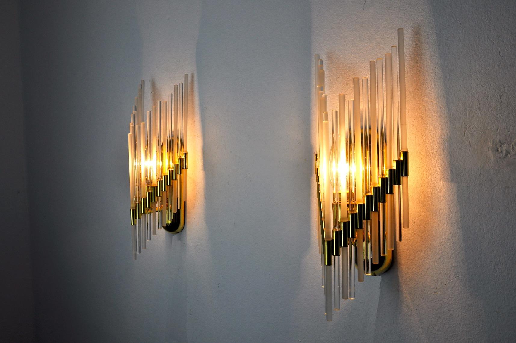 Very nice pair of Venini wall lamp produced in Italy in the 70s.
Tubular glass and gilded metal structure.
Unique object that will illuminate wonderfully and bring a real design touch to your interior.
Verified electricity, time mark consistent with
