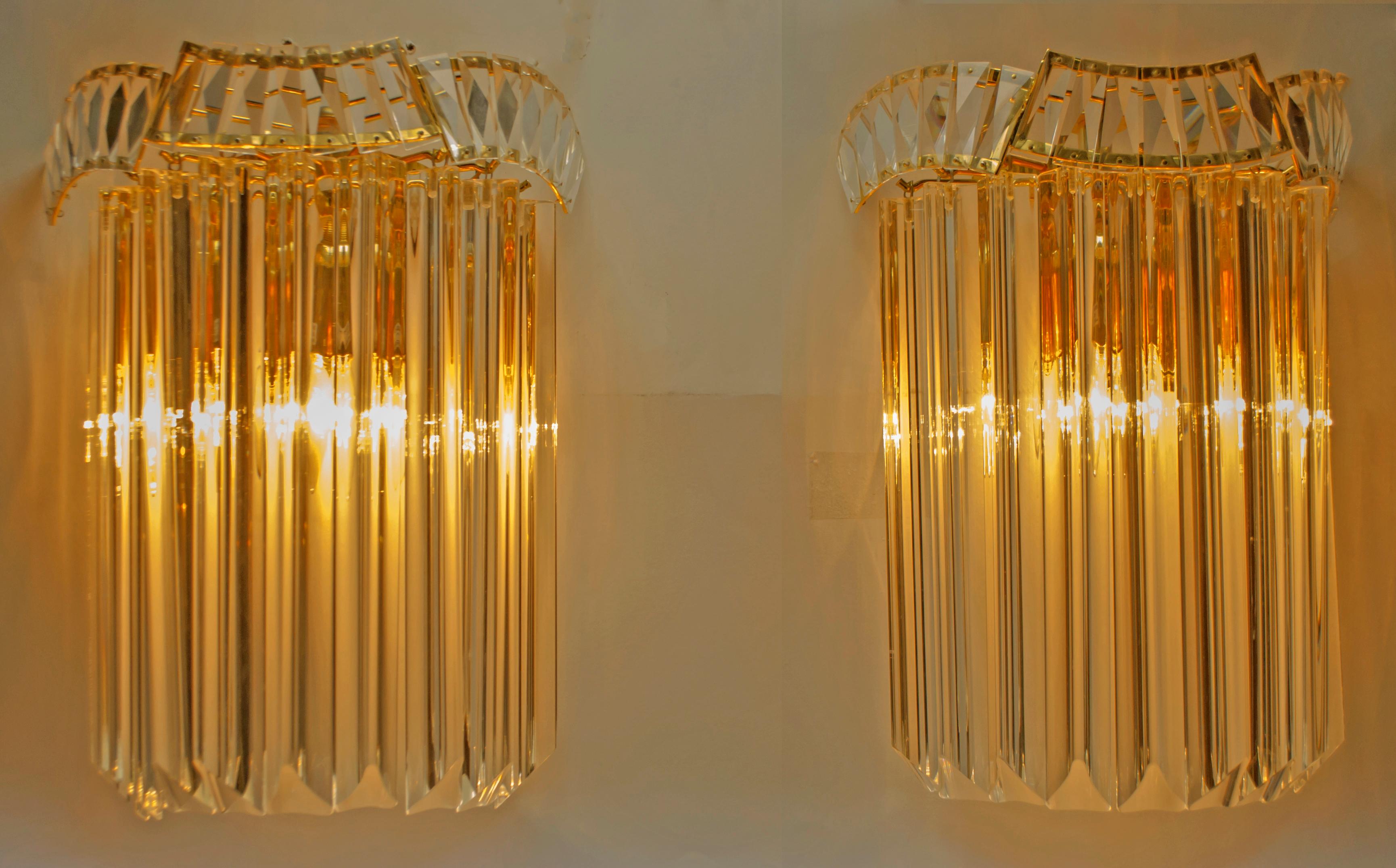 Cette paire d'appliques se compose de 9 Triedri chacune, en verre de Murano et a été produite par Venini dans les années 1970, dans le style Liberty, elles ont une structure en laiton doré.

Paolo Venini (1895-1959) s'est imposé comme l'une des