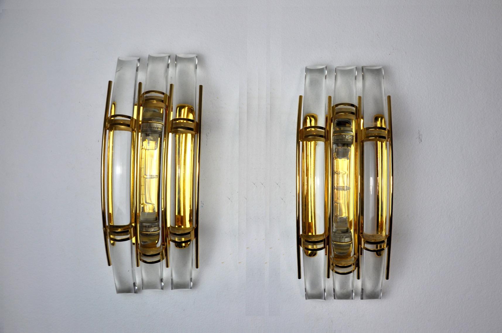Very nice pair of venini wall lights produced in italy in the 70s. Cut glass and gilt metal structure. Unique object that will illuminate wonderfully and bring a real design touch to your interior. Electricity checked, mark of time consistent with