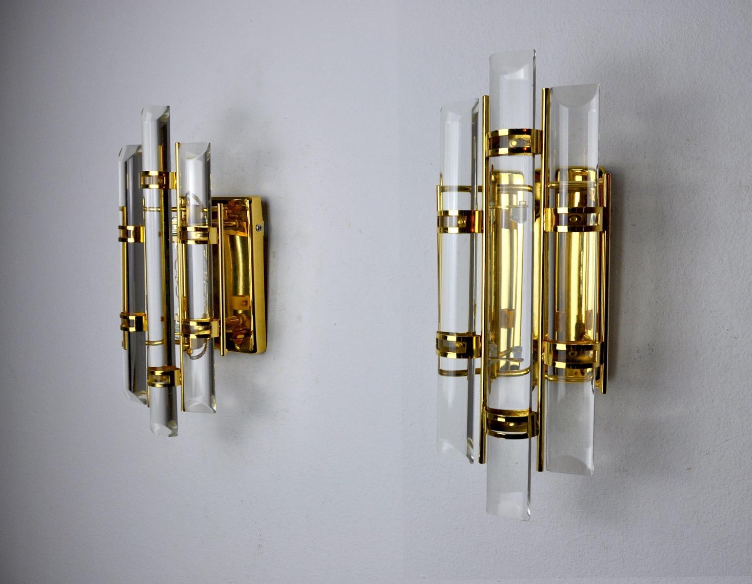 Very nice pair of venini wall lights produced in italy in the 70s. Cut glass and gilt metal structure. Unique object that will illuminate wonderfully and bring a real design touch to your interior. Electricity checked, mark of time consistent with