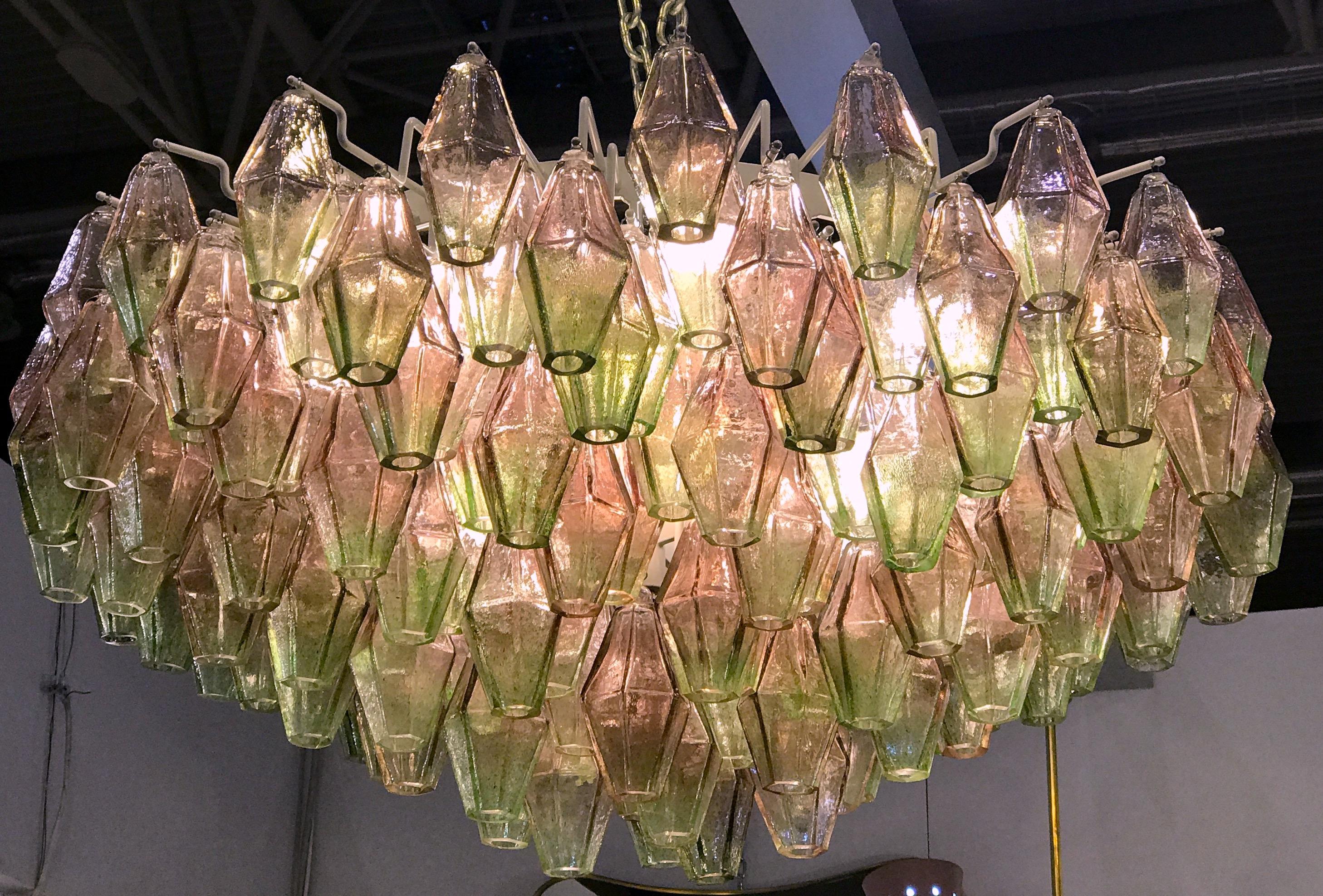 Grand lustre Venini Poliedri original du milieu du siècle dernier par Carlo Scarpa. Rare combinaison de verre de Murano coloré en rose et vert.
Le prix de chaque lustre est de 9 500,00 euros.
Provenance : un palais romain historique de l'époque.