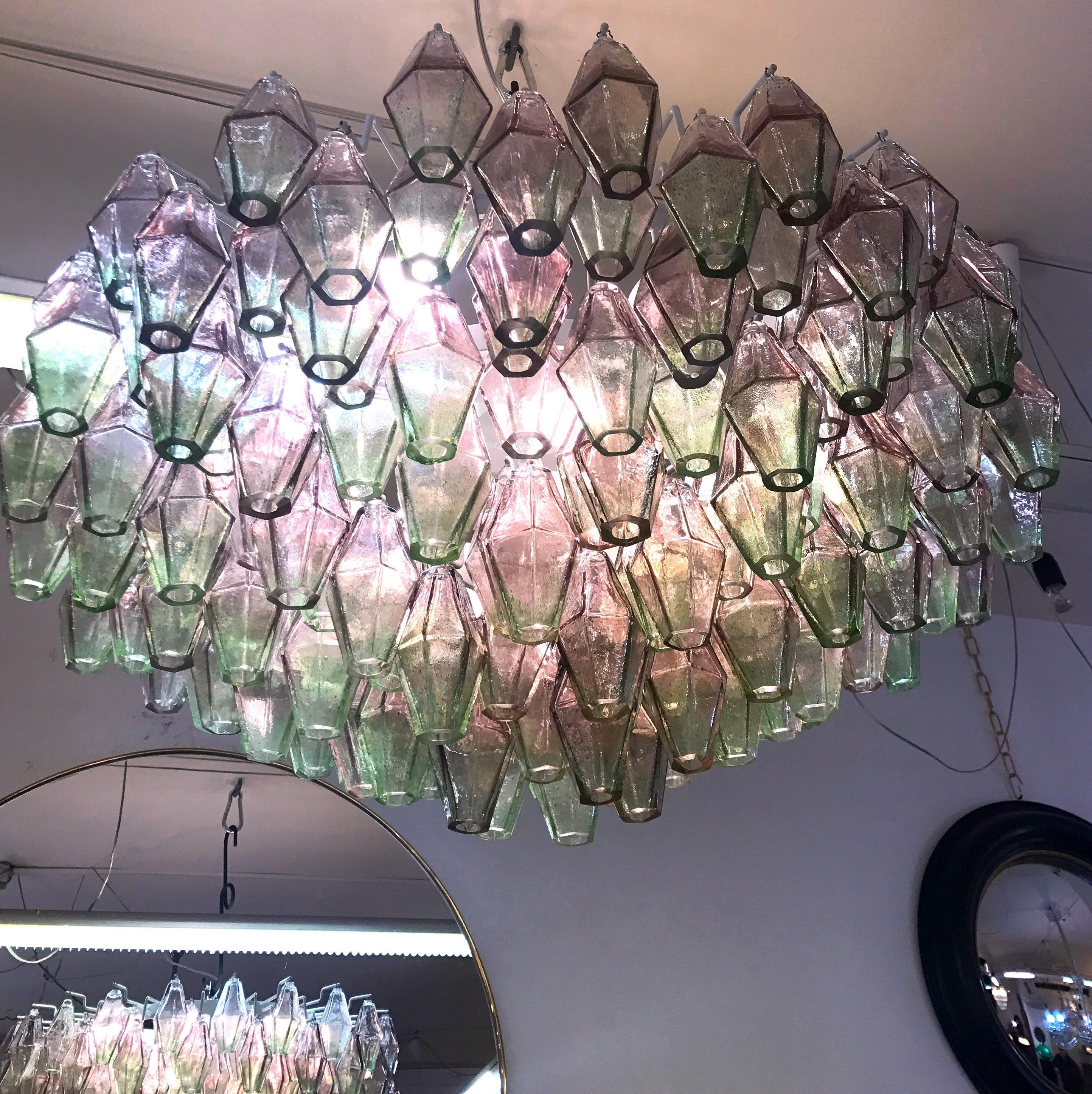 italien Paire de lustres de Venini Poliedri Carlo Scarpa en verre de Murano rose et vert 1955 en vente