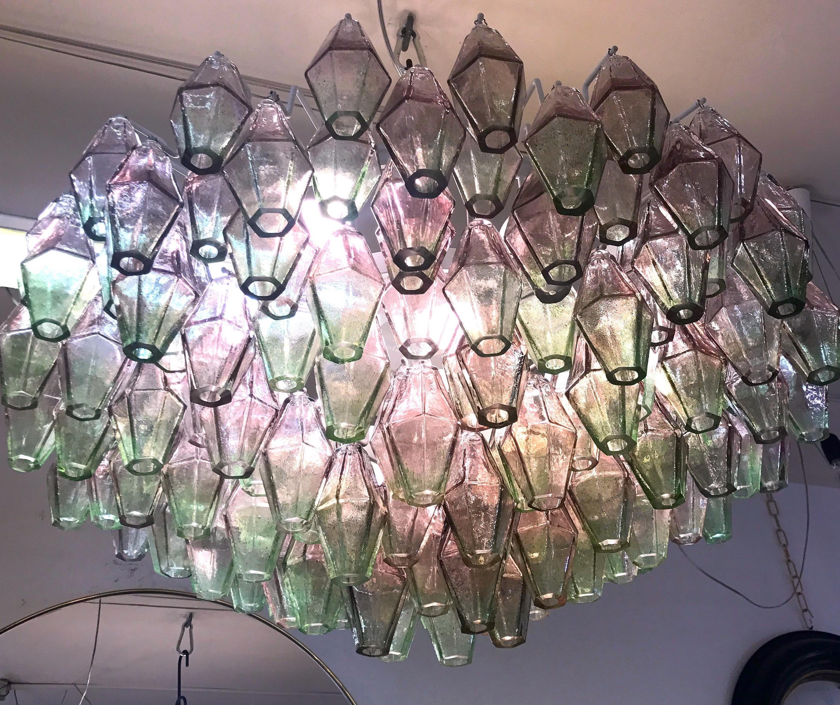 20ième siècle Paire de lustres de Venini Poliedri Carlo Scarpa en verre de Murano rose et vert 1955 en vente