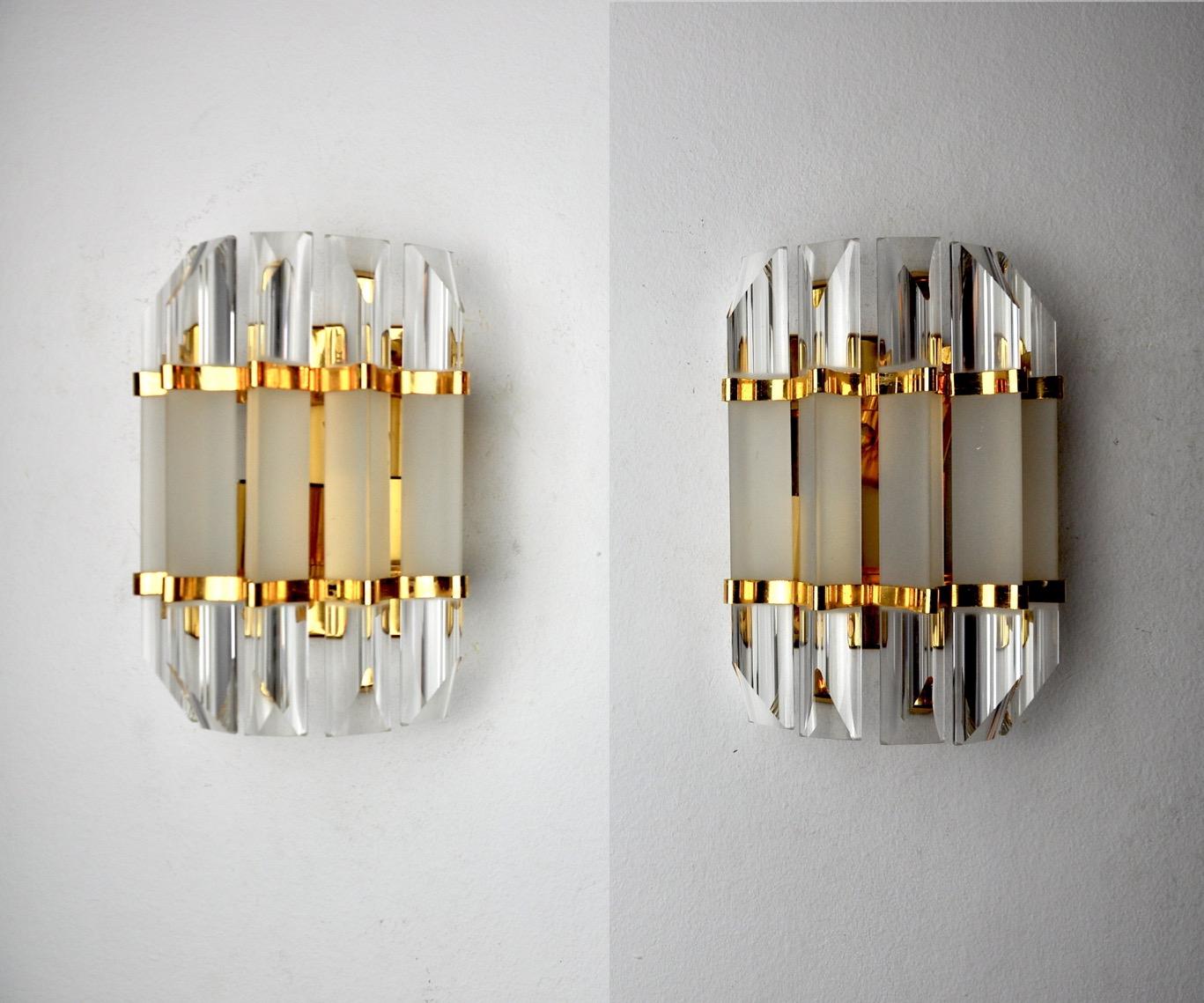 Very nice pair of venini wall lights produced in italy in the 70s. Cut glass and gilt metal structure. Unique object that will illuminate wonderfully and bring a real design touch to your interior. Electricity checked, mark of time in accordance