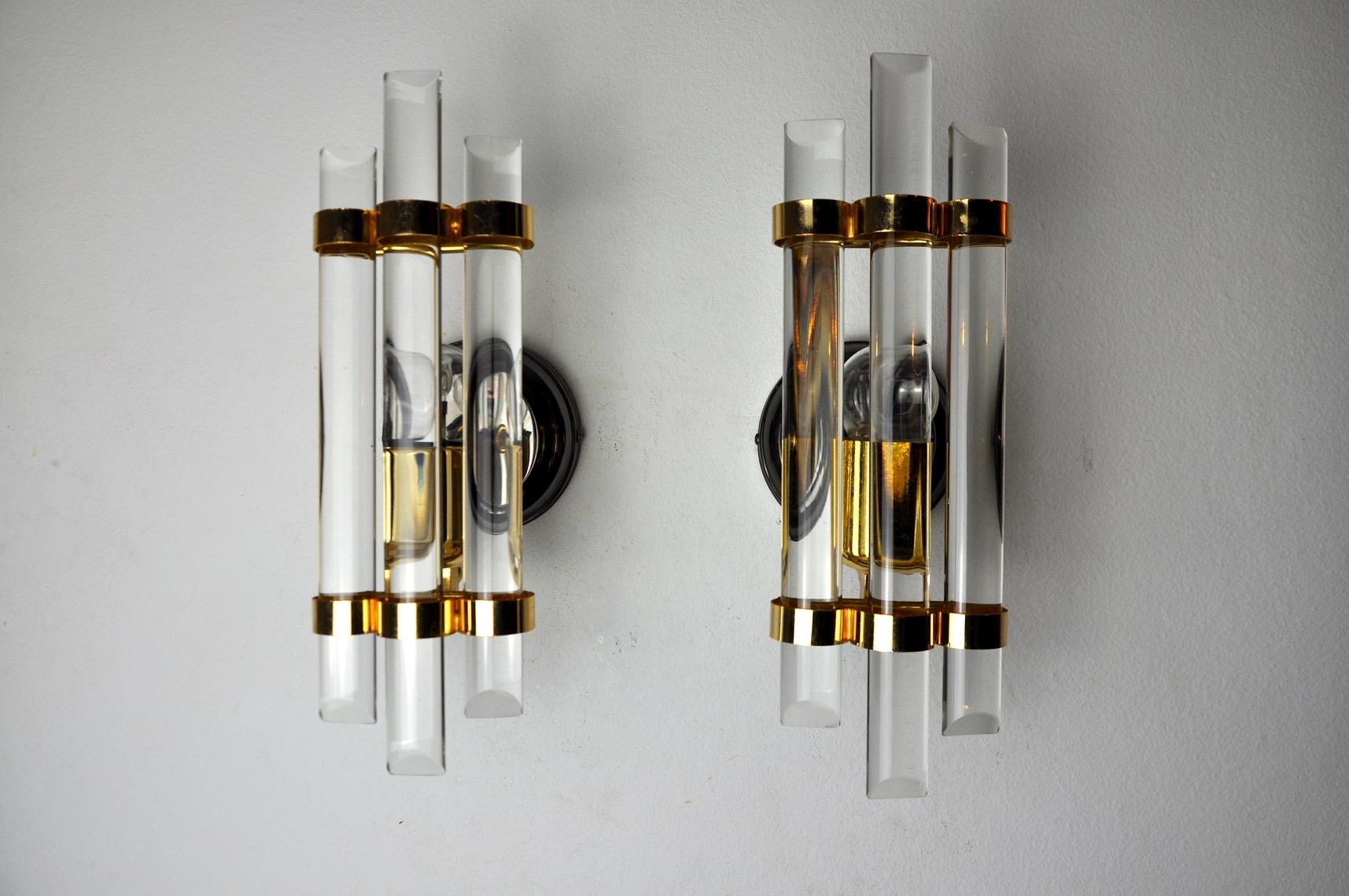 Very nice pair of venini wall lights produced in italy in the 70s. Cut glass and gilt metal structure. Unique object that will illuminate wonderfully and bring a real design touch to your interior. Electricity checked, mark of time in accordance