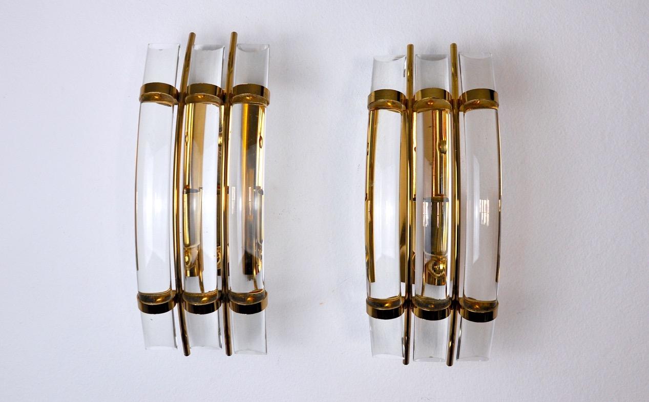 Very nice and large pair of Venini wall lights produced in Italy in the 70s. Murano glass and gilded metal structure. Unique design object that will illuminate and bring a real design touch to your interior. Electricity checked, mark of time