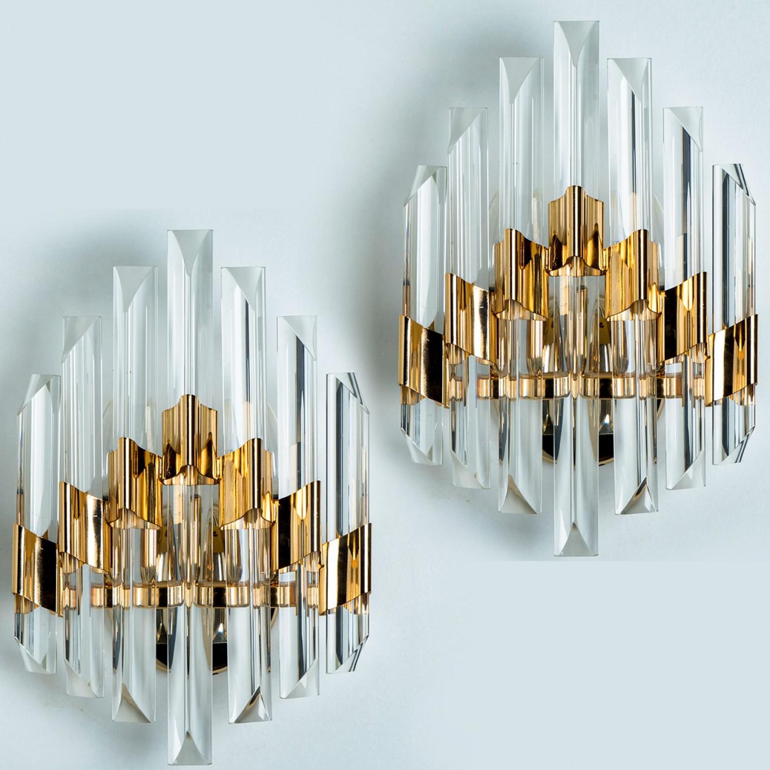 Bellissima applique in vetro a forma di triangolo con sette lunghe aste in vetro cristallino a forma di tubo, con dettagli in ottone e piastra posteriore. Illumina meravigliosamente. Pezzi di alta gamma.

Pulito e ben cablato, perfettamente