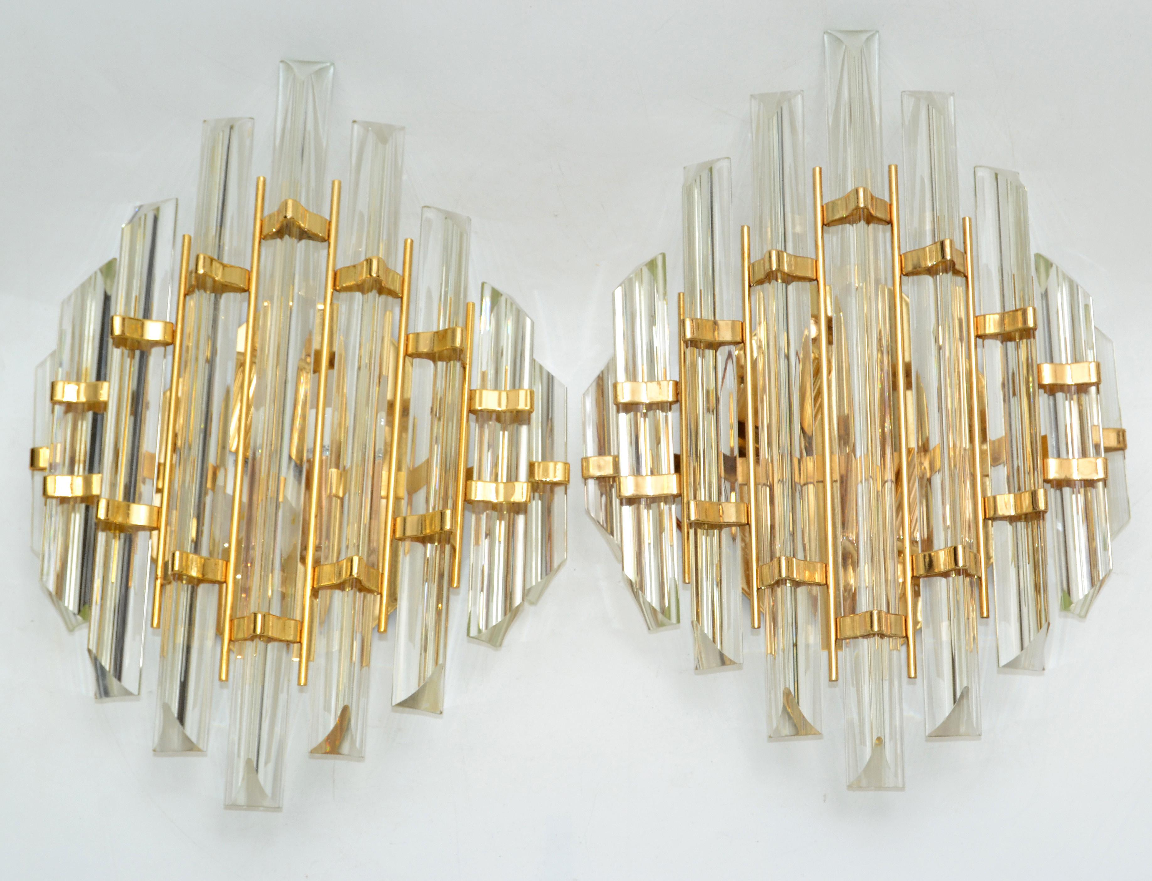 Pair of Venini style crystal glass sconces, Triedi Glass rod, large Model, impressive. 
A beautiful light through the glass rod.
Takes 2 light regular light bulbs, LED work too.
US rewire and in working condition.
Octagonal Back Plate measures: