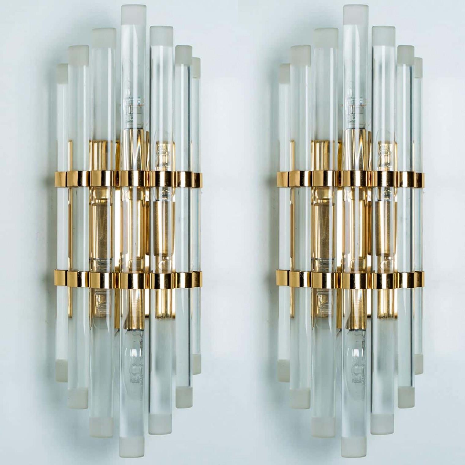 Coppia di bellissime applique da parete di Murano, ogni applique presenta quattro aste prismatiche 