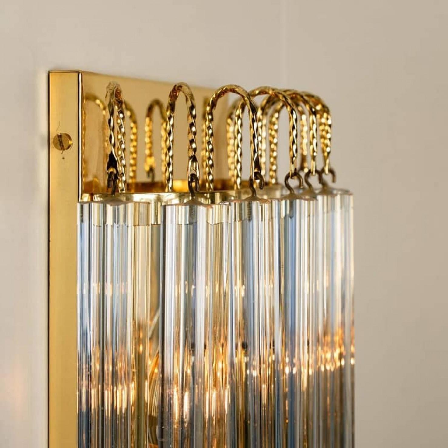 Pareja de candelabros de cristal de Murano y latón dorado estilo Venini con franja gris, Italia Chapado en venta