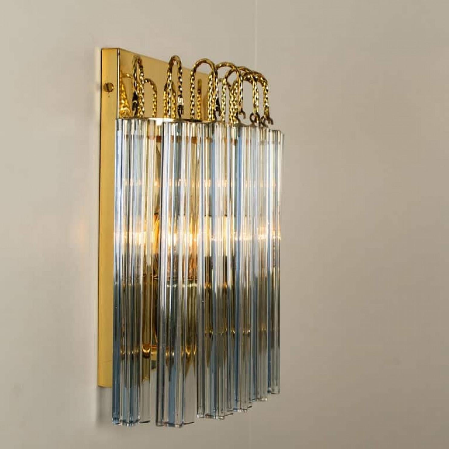 Pareja de candelabros de cristal de Murano y latón dorado estilo Venini con franja gris, Italia en Bueno estado para la venta en Rijssen, NL