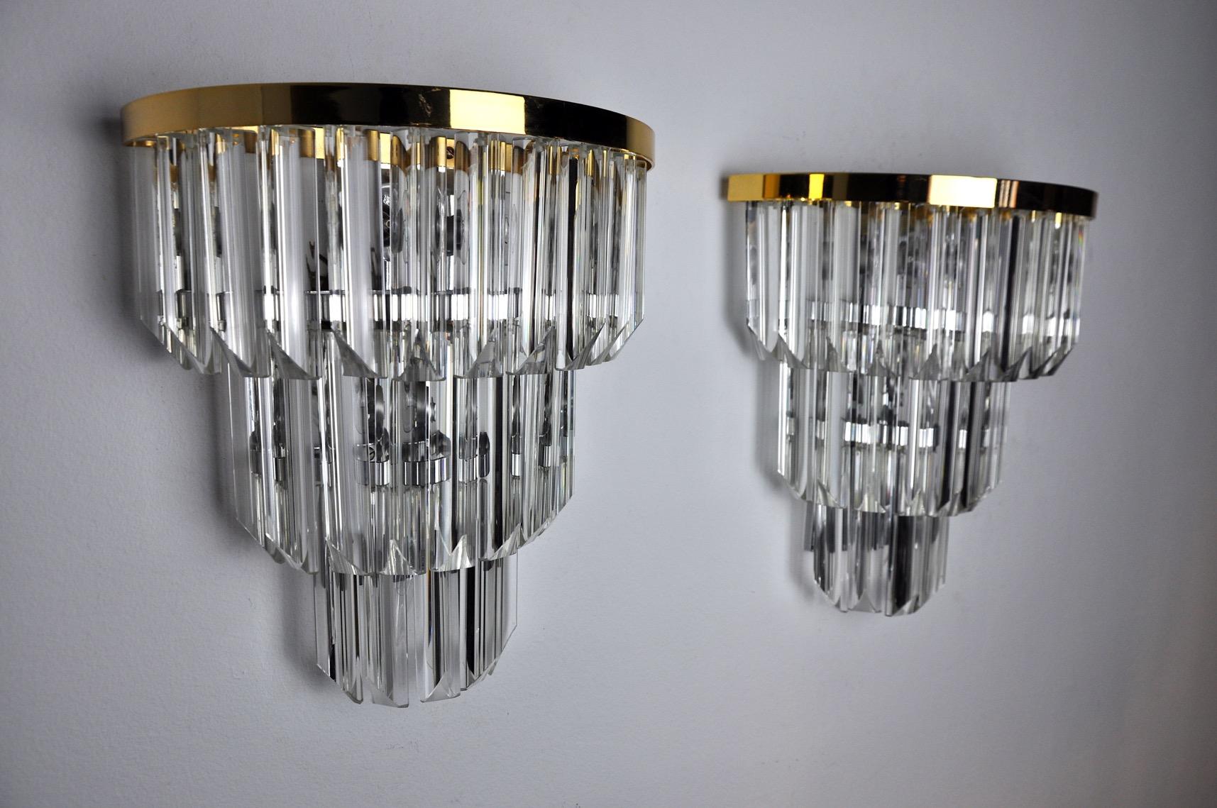 Hollywood Regency Pair of Venini Wall Lamps 3 Levels Triedri Crystals Italy, 1970 For Sale