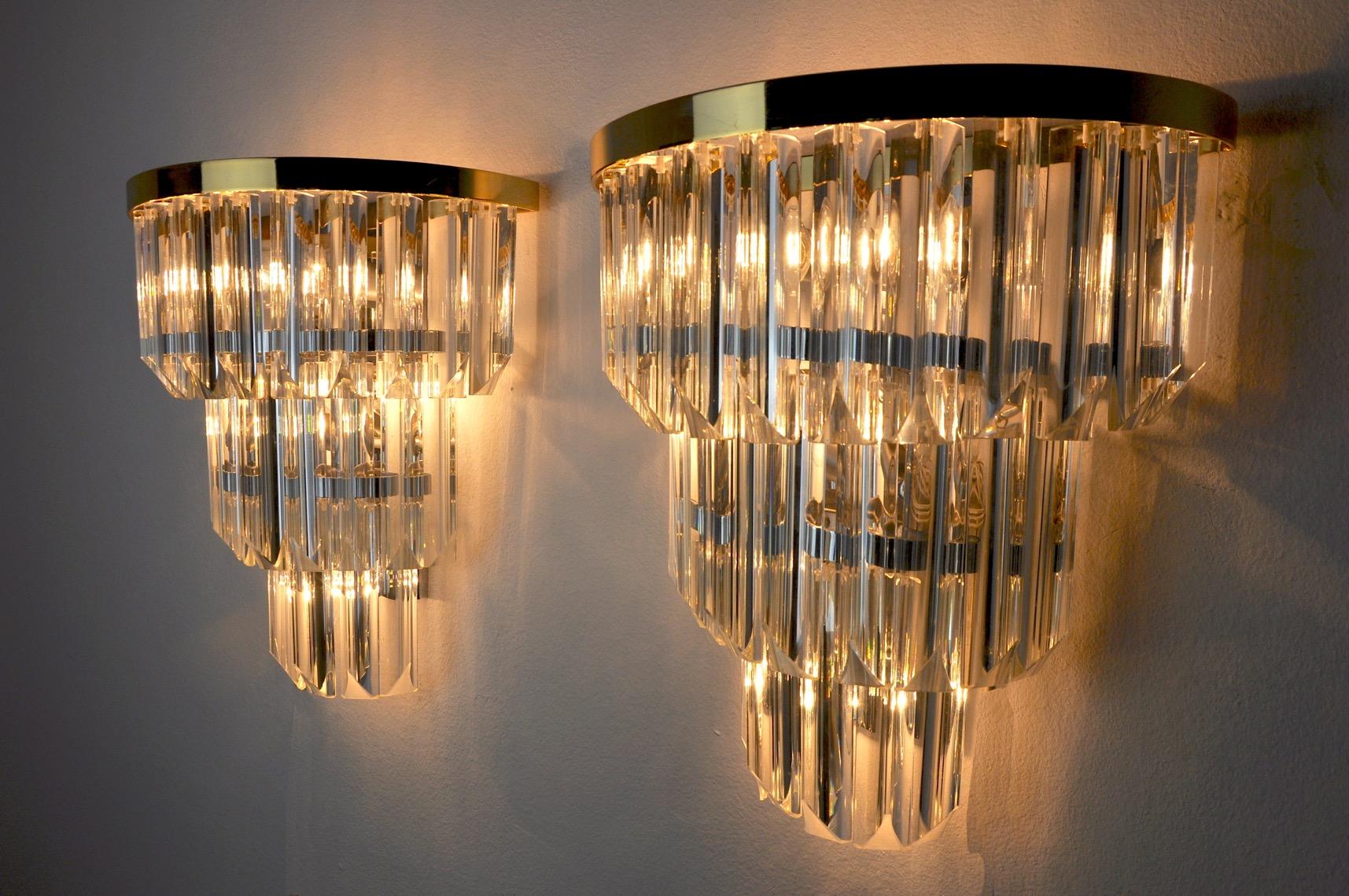 Pair of Venini Wall Lamps 3 Levels Triedri Crystals Italy, 1970 In Good Condition For Sale In BARCELONA, ES