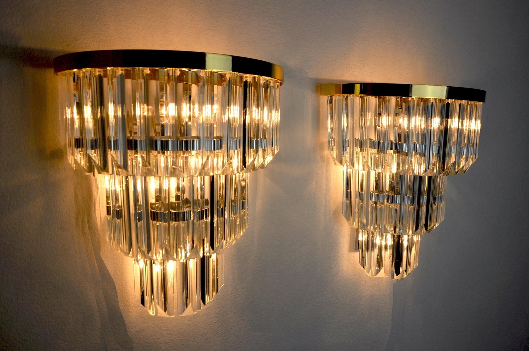 Late 20th Century Pair of Venini Wall Lamps 3 Levels Triedri Crystals Italy, 1970 For Sale