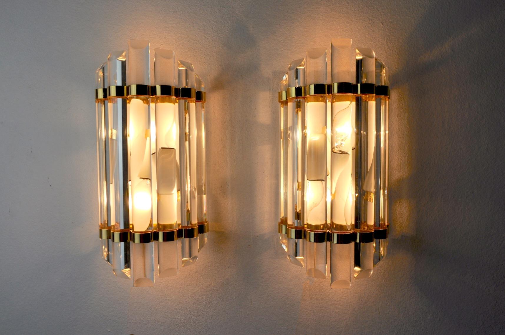 Very nice pair of venini wall lamp produced in italy in the 1970s.

Cut glass and gilded metal structure.

Unique object that will illuminate perfectly and bring a real design touch to your interior.

Electricity verified, time mark in