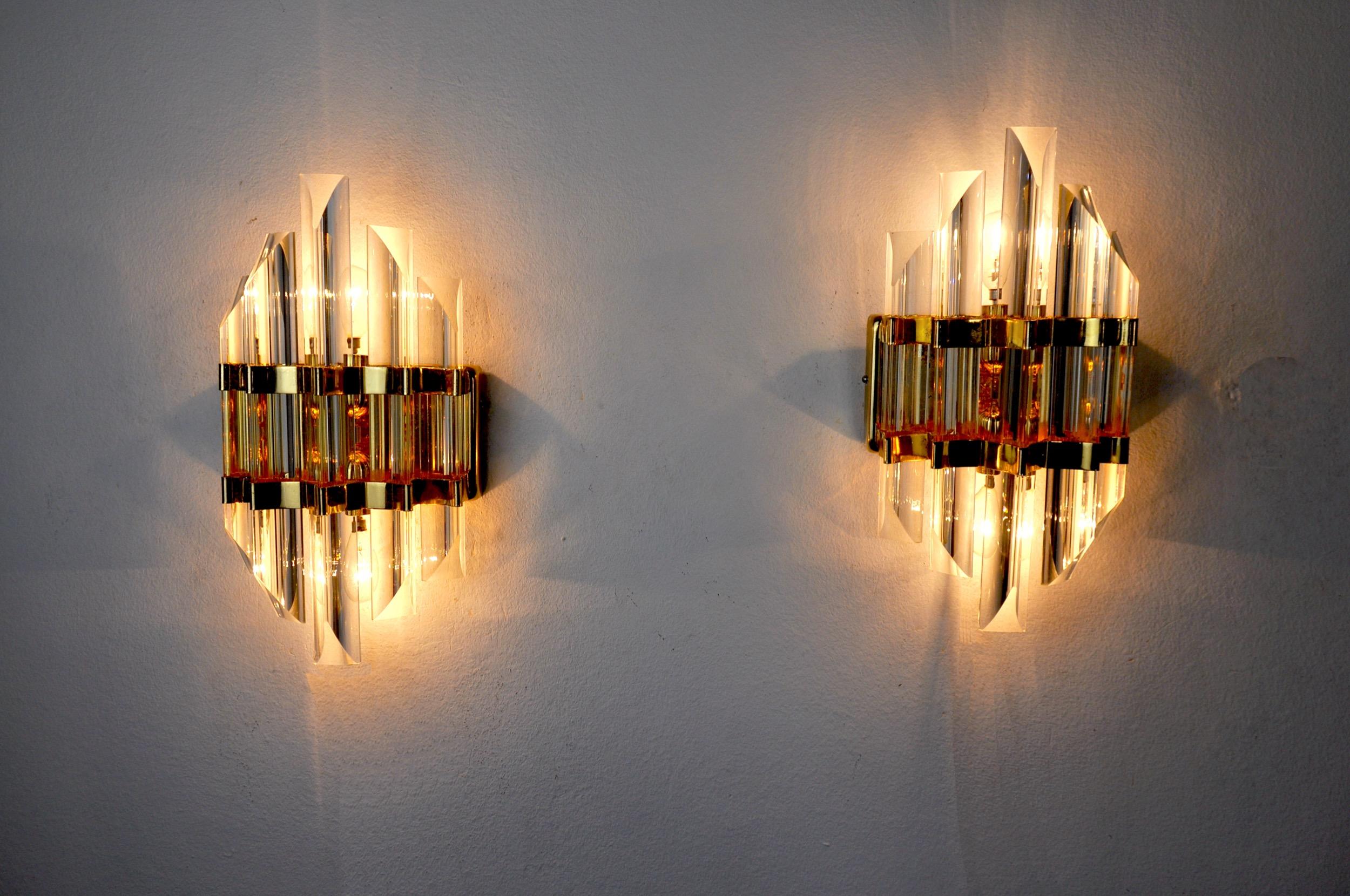 Very nice pair of Venin wall lamp produced in Italy in the 70s.
Cut glass and gilded metal structure.
Unique object that will illuminate wonderfully and bring a real design touch to your interior.
Verified electricity, time mark consistent with the
