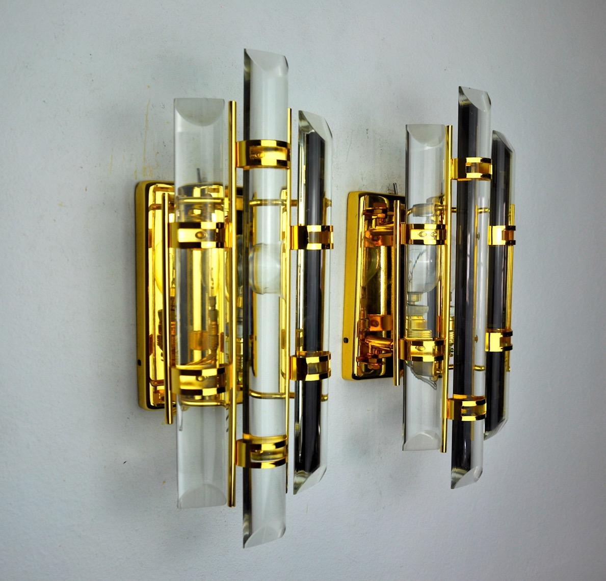 Pair of Venini Wall Lamps, Cut Glass, Murano, Italy, 1970 In Good Condition For Sale In BARCELONA, ES