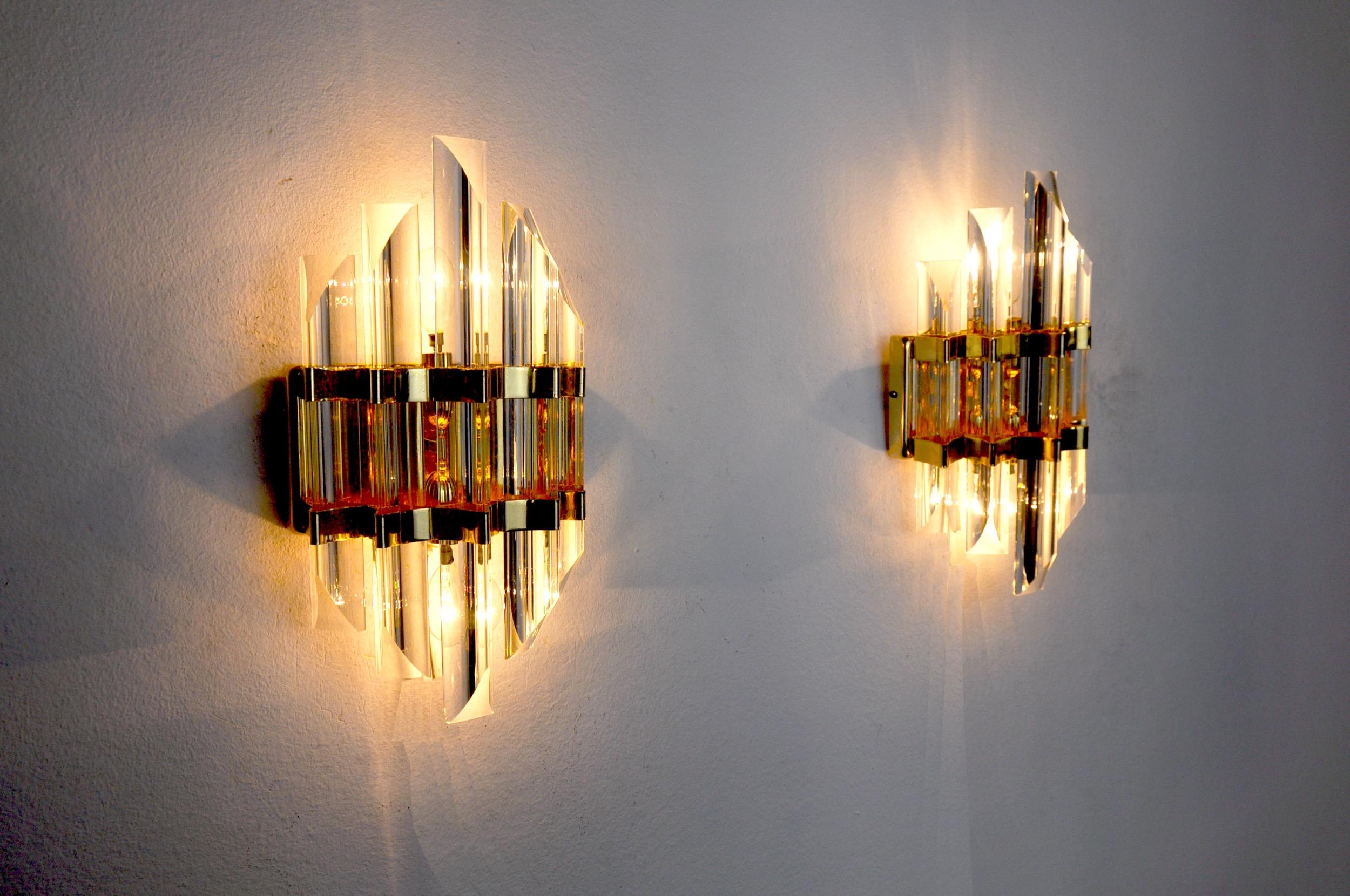 Pair of Venini Wall Lamps Cut Glass Murano Italy 1970 In Good Condition For Sale In BARCELONA, ES